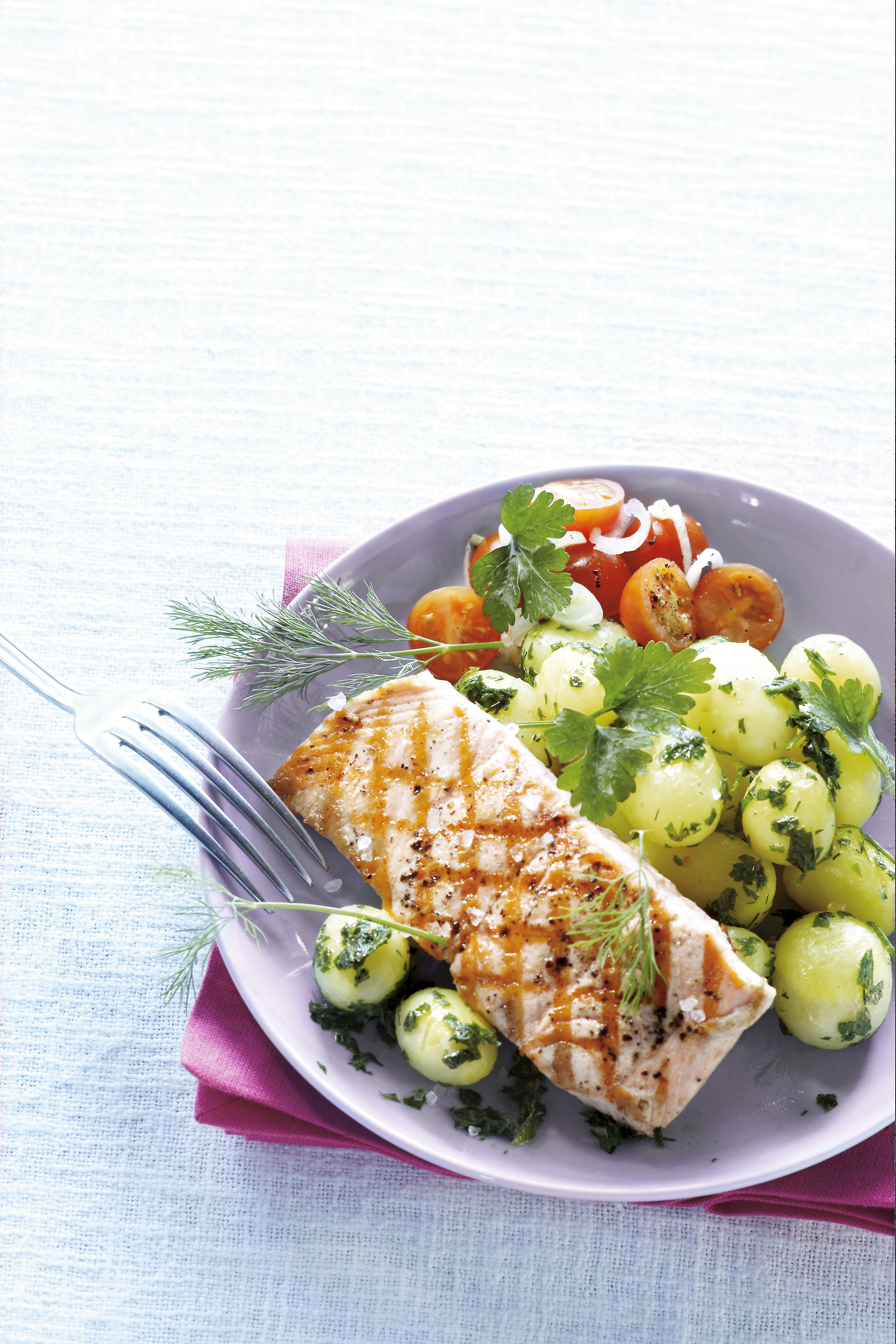 Geroosterde zalm met nieuwe aardappelen en kruidensalsa