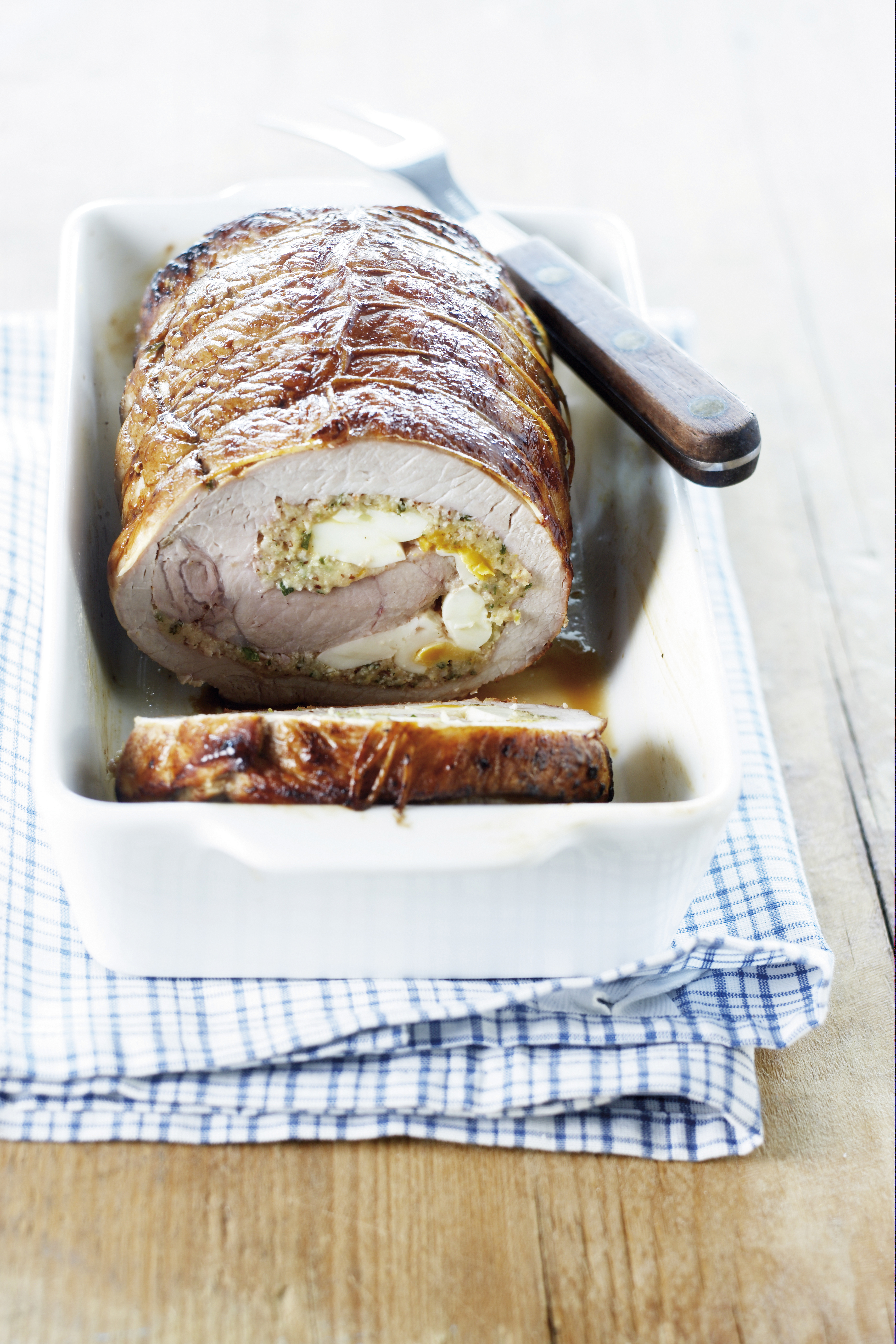 Varkensfiletrollade gevuld met ham en ei