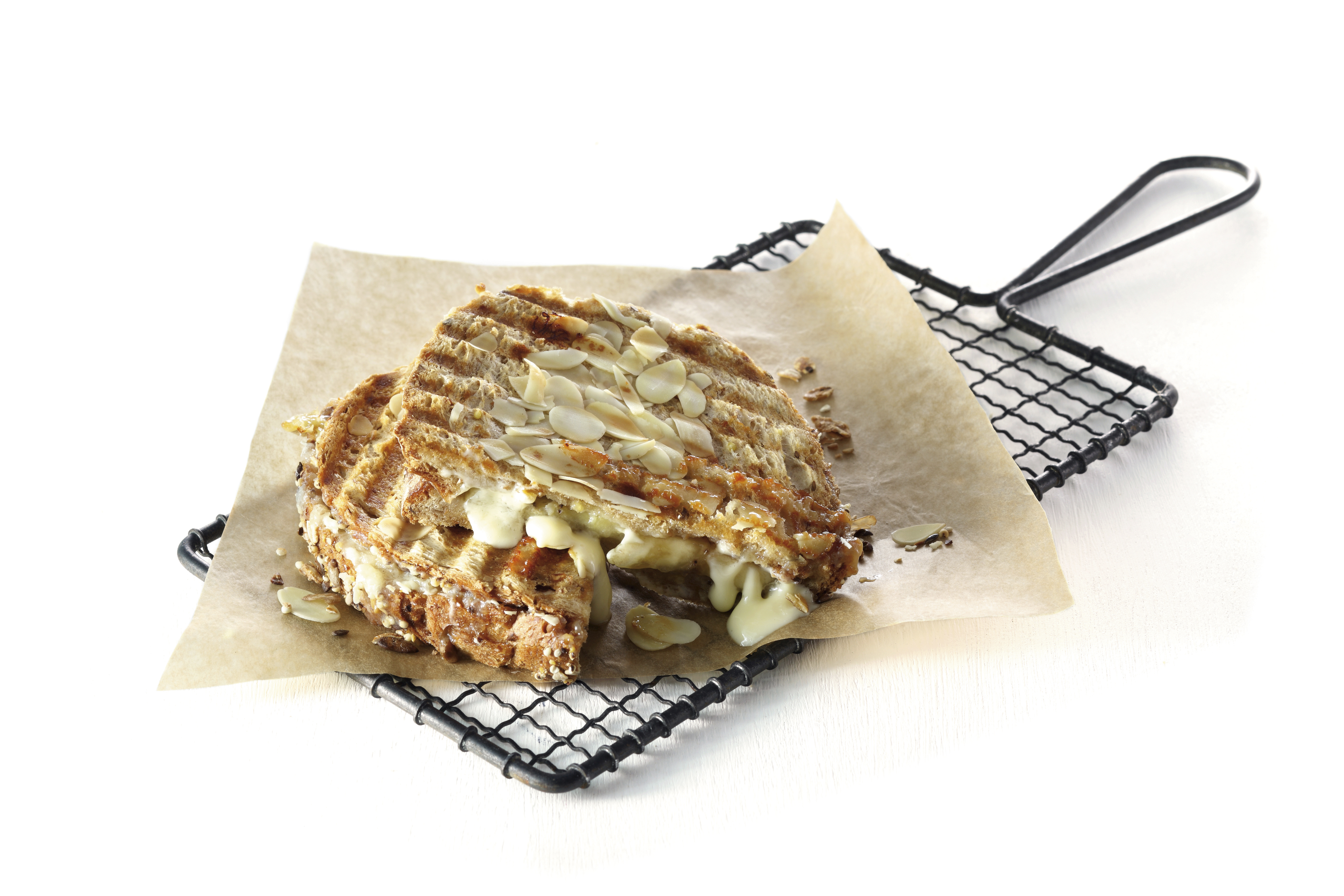 Tosti met witte chocolade, amandelen en banaan