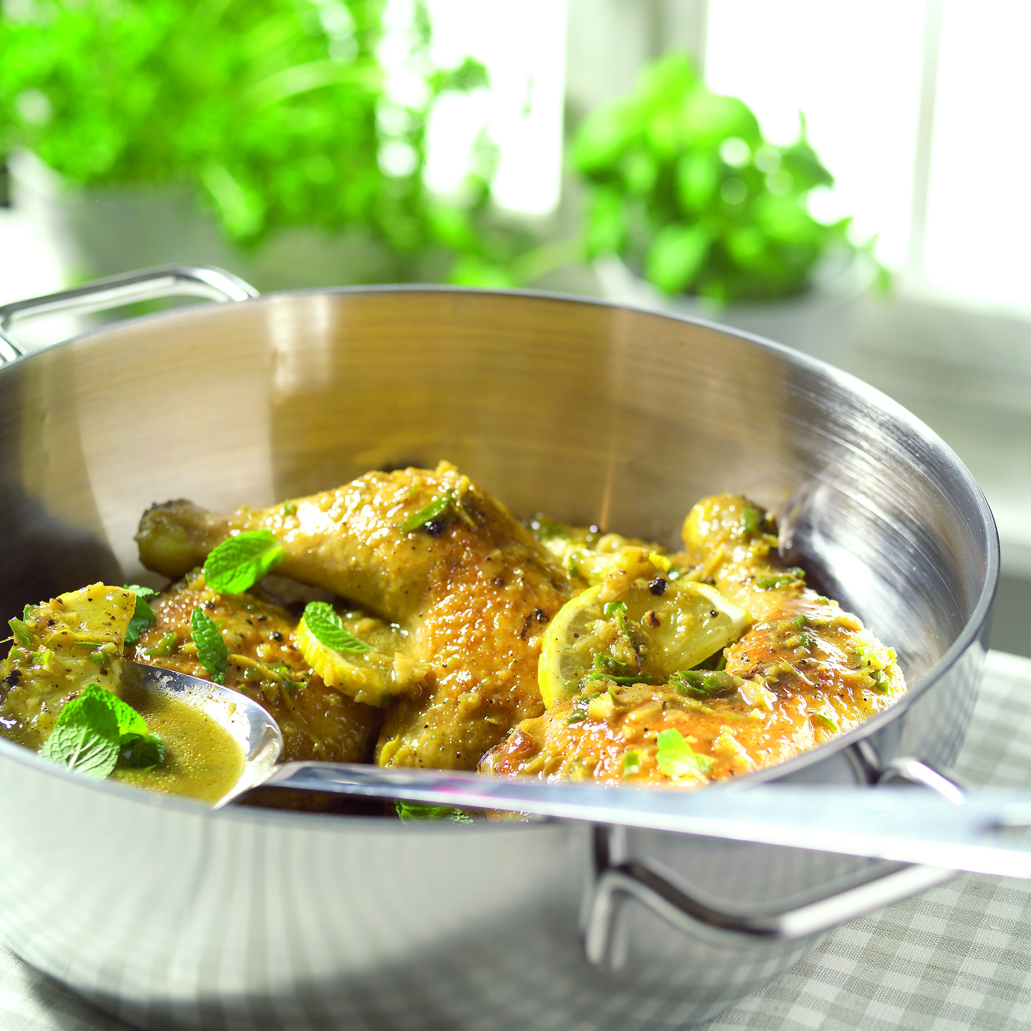 Citroenkip met peterselie en munt