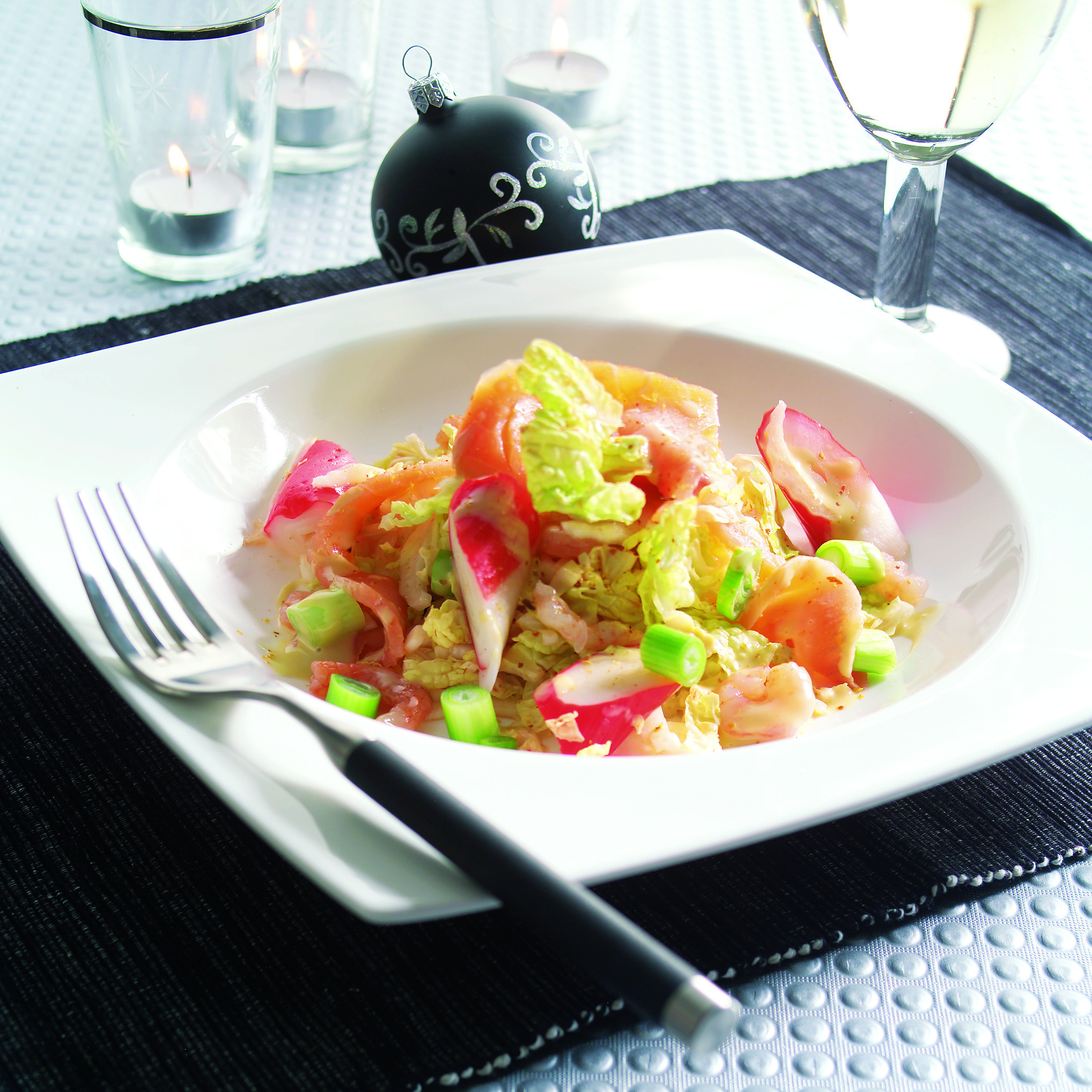Chinese koolsalade met zalm en garnalen
