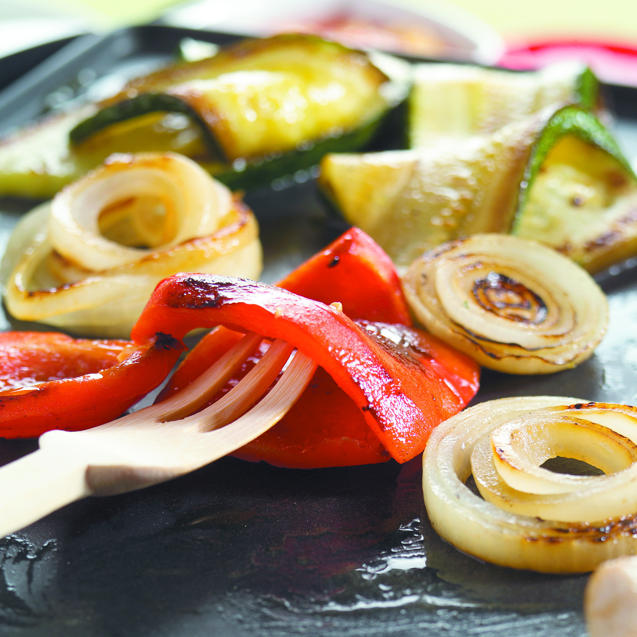 Aan tafel gegrilde groenten