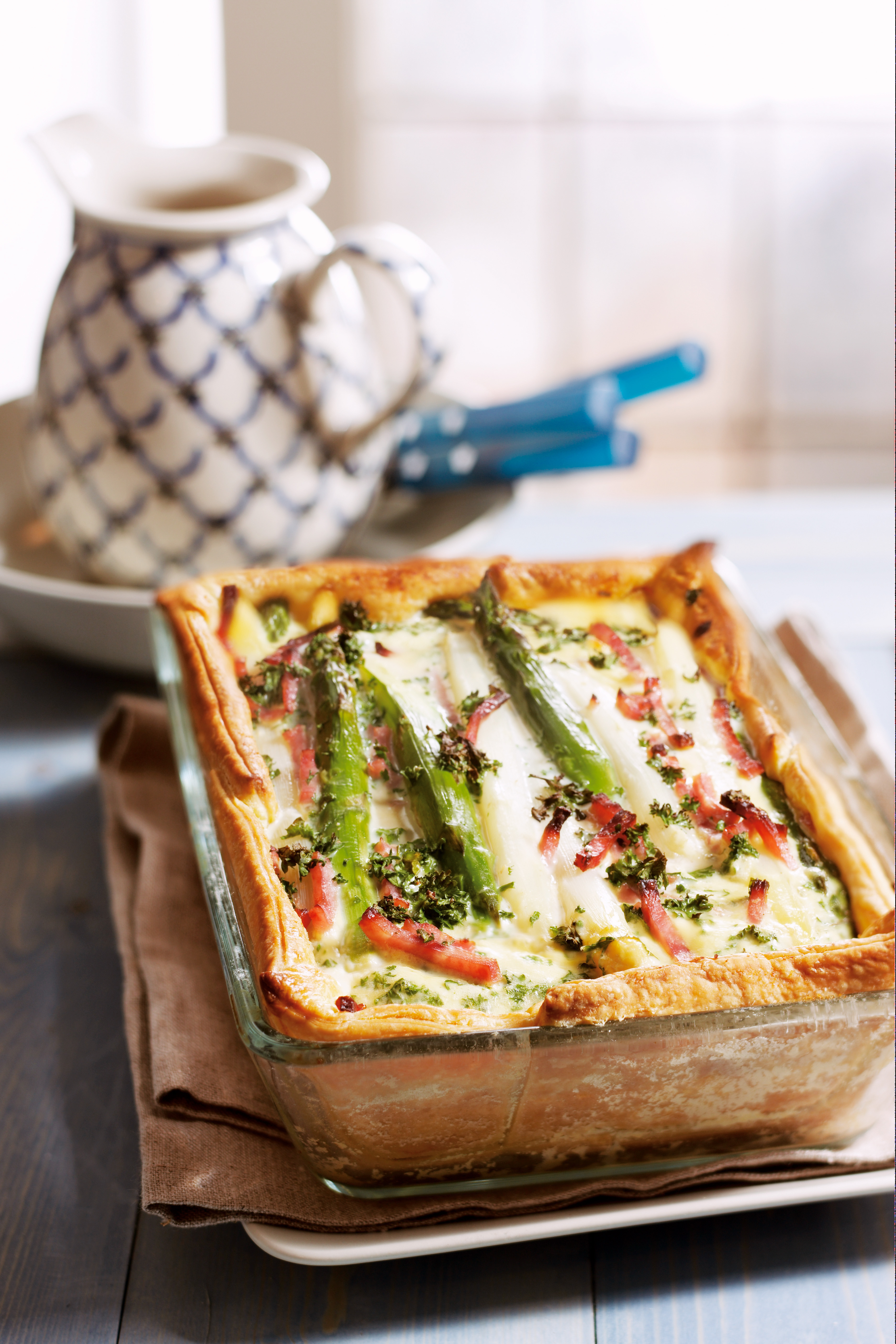 Bladerdeegtaart met asperges en ham
