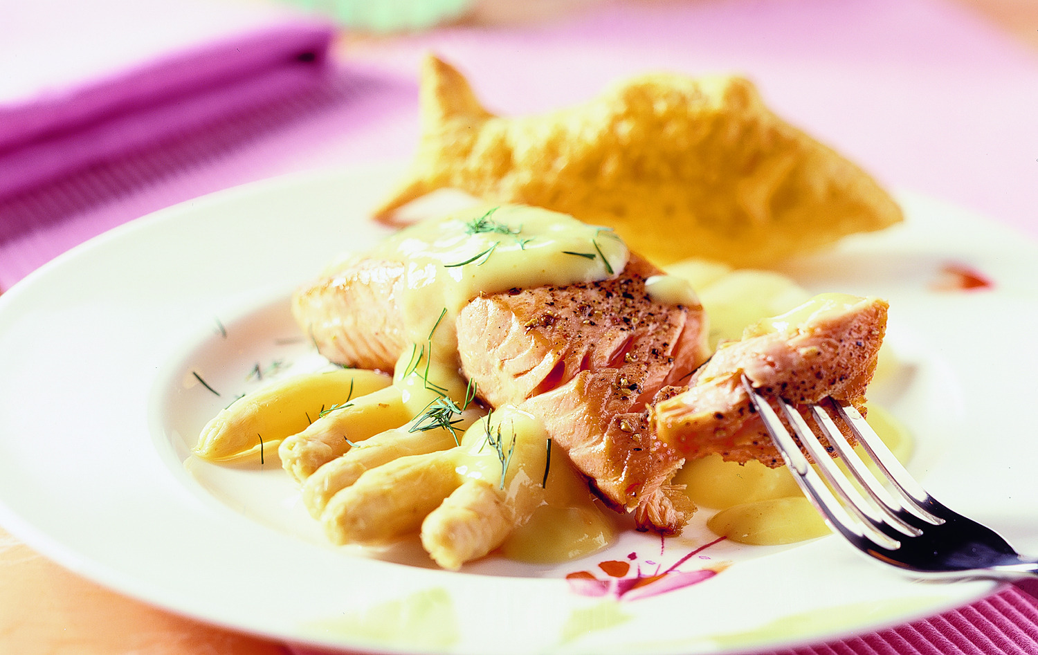 Asperges met zalm en Hollandaisesaus