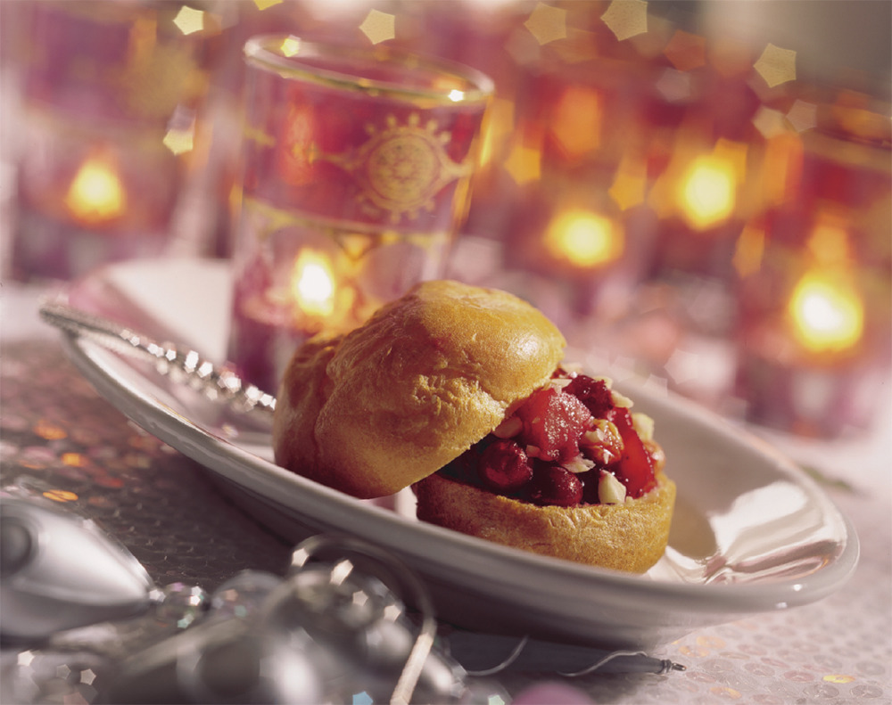 Zoete soezen gevuld met cranberry-rozijnen compote en hazelnoten