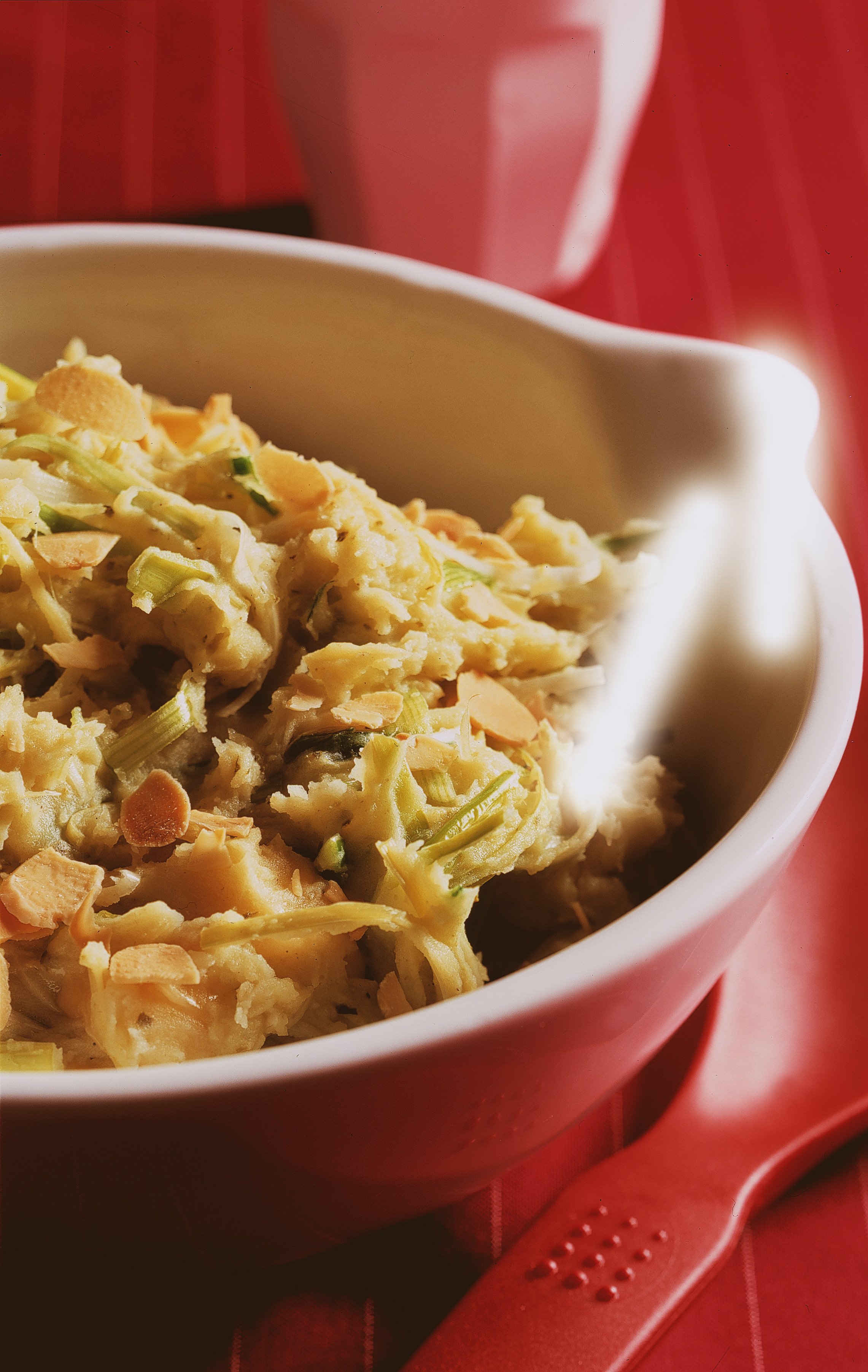 Aardappelknoflookpuree met pesto, prei en kaas