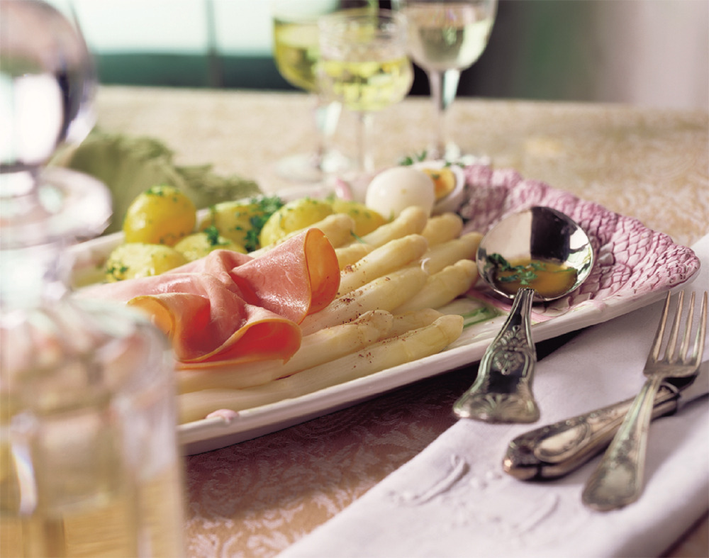 Asperges met gewelde boter, gekookte ham en eieren