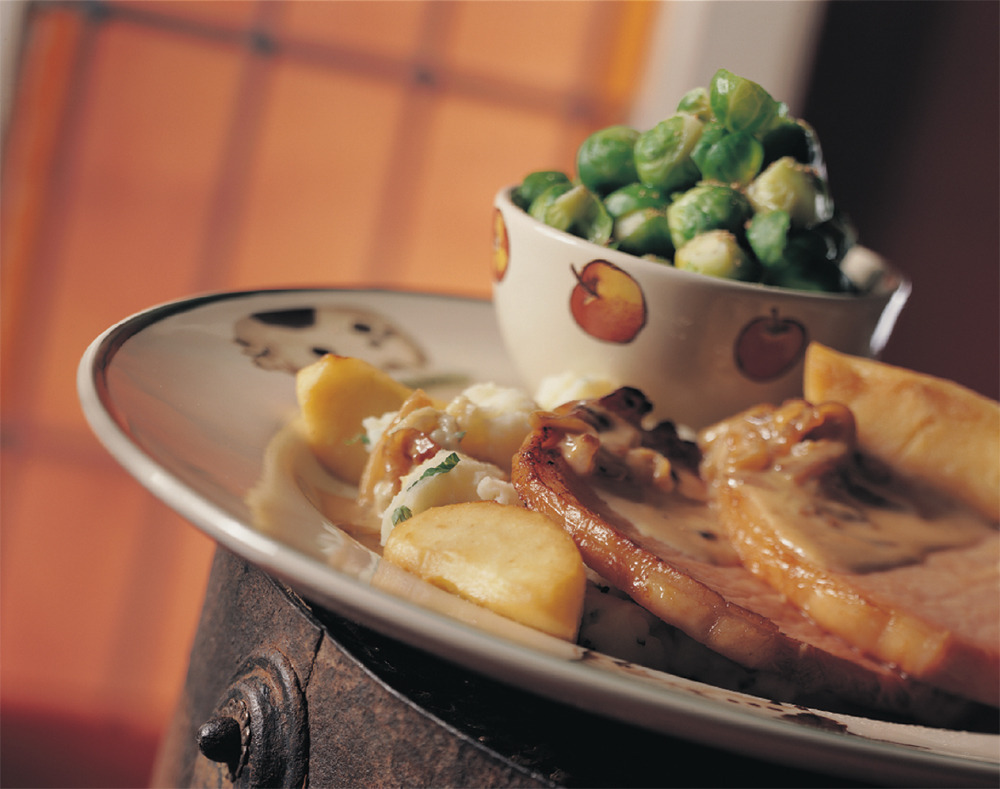 Casselerrib met appel en uiensaus