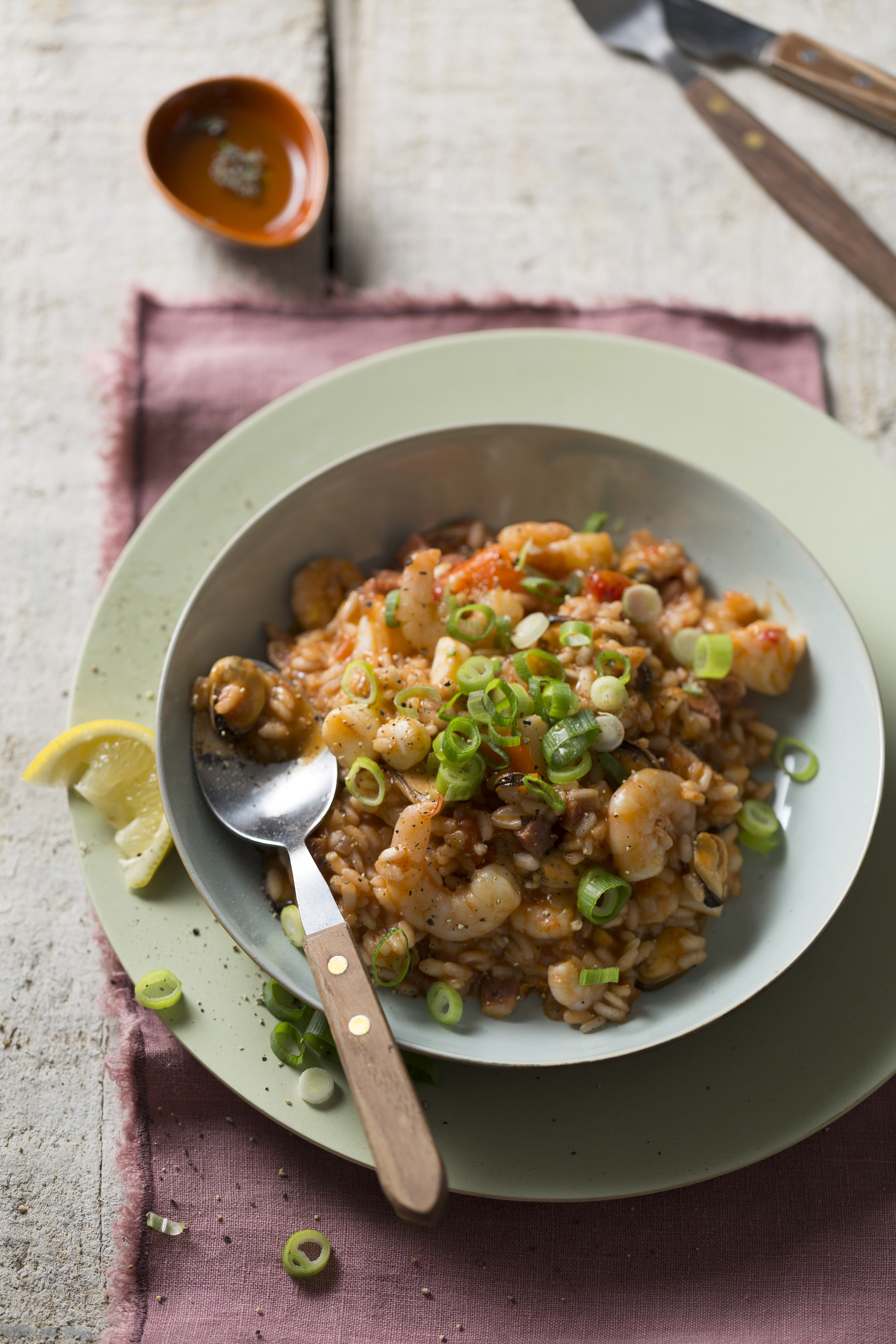 Tomatenrisotto met salami en zeevruchten