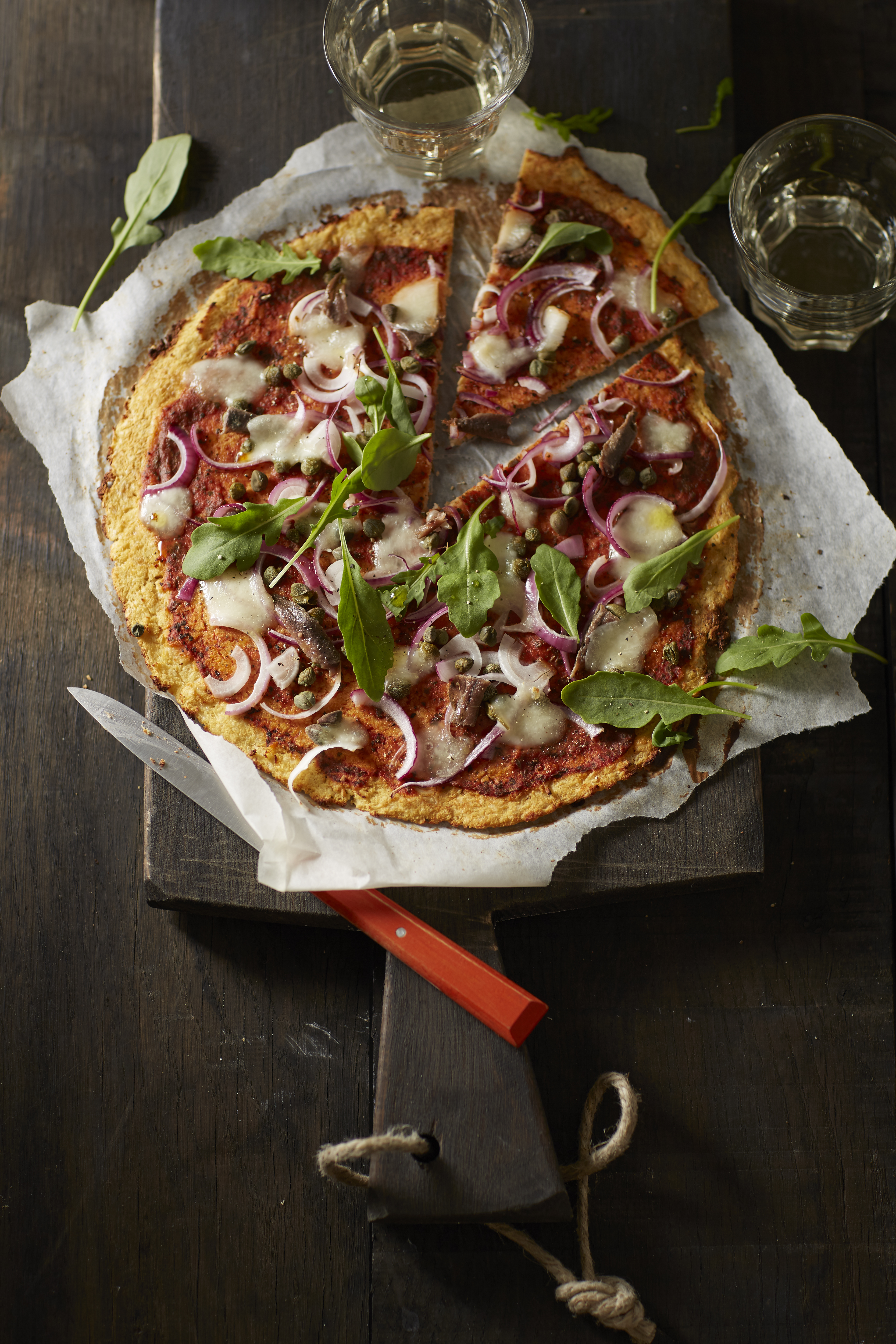 Bloemkoolpizza met rode ui, kappertjes en ansjovis