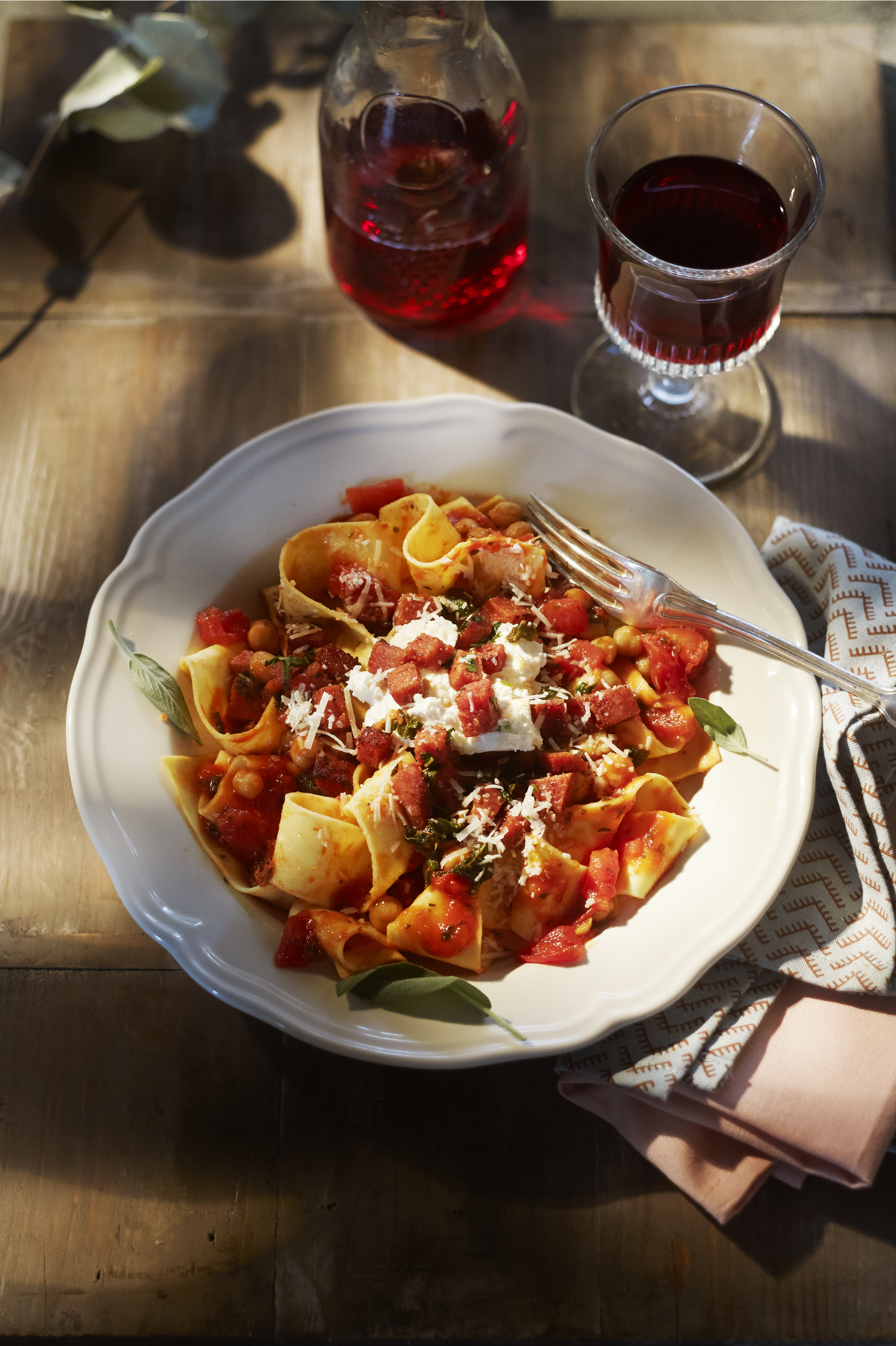 Lasagnette met kikkererwten, salami en salie