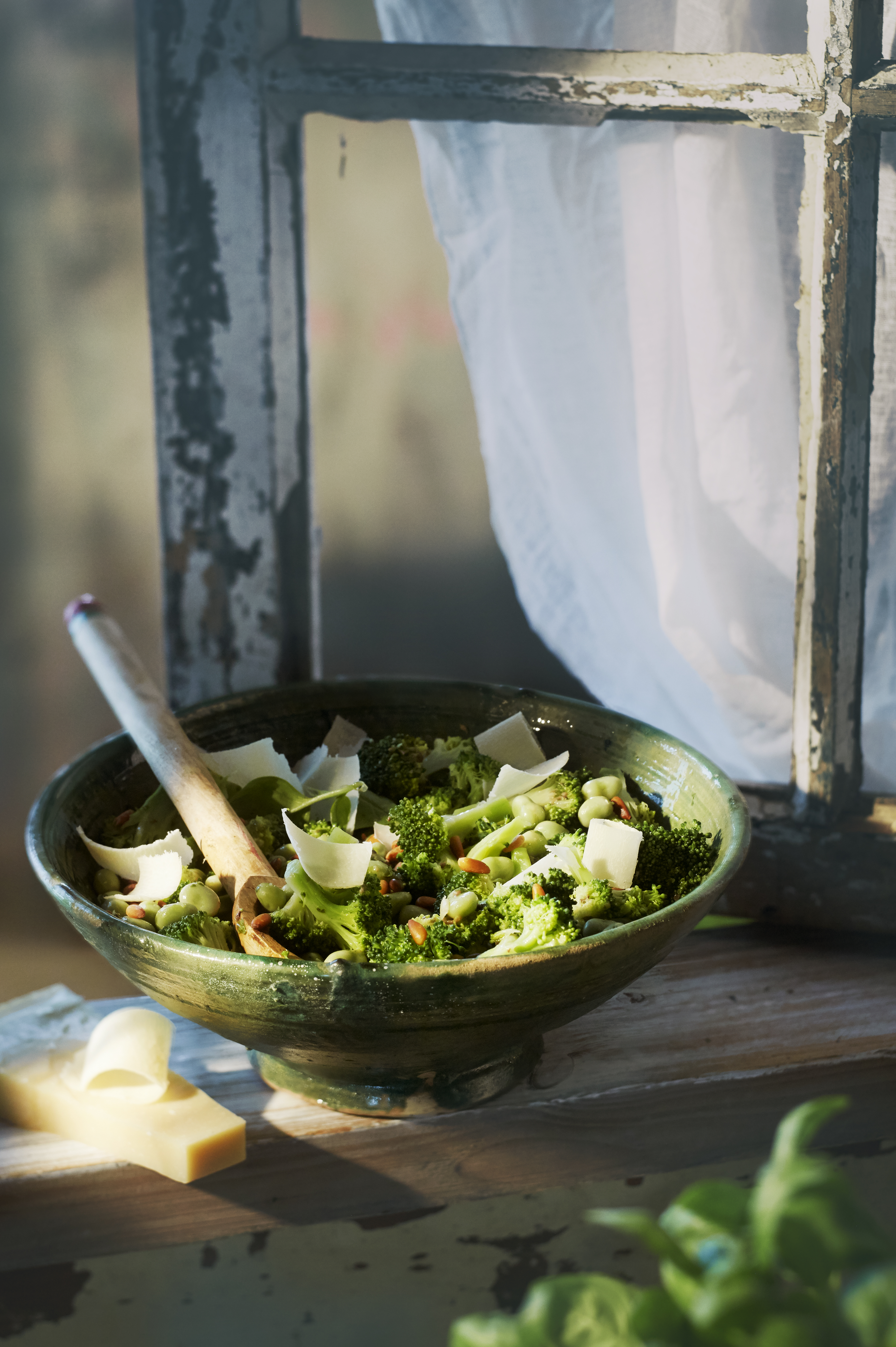 Lauwwarme tuinbonensalade met broccoli en pijnboompitten