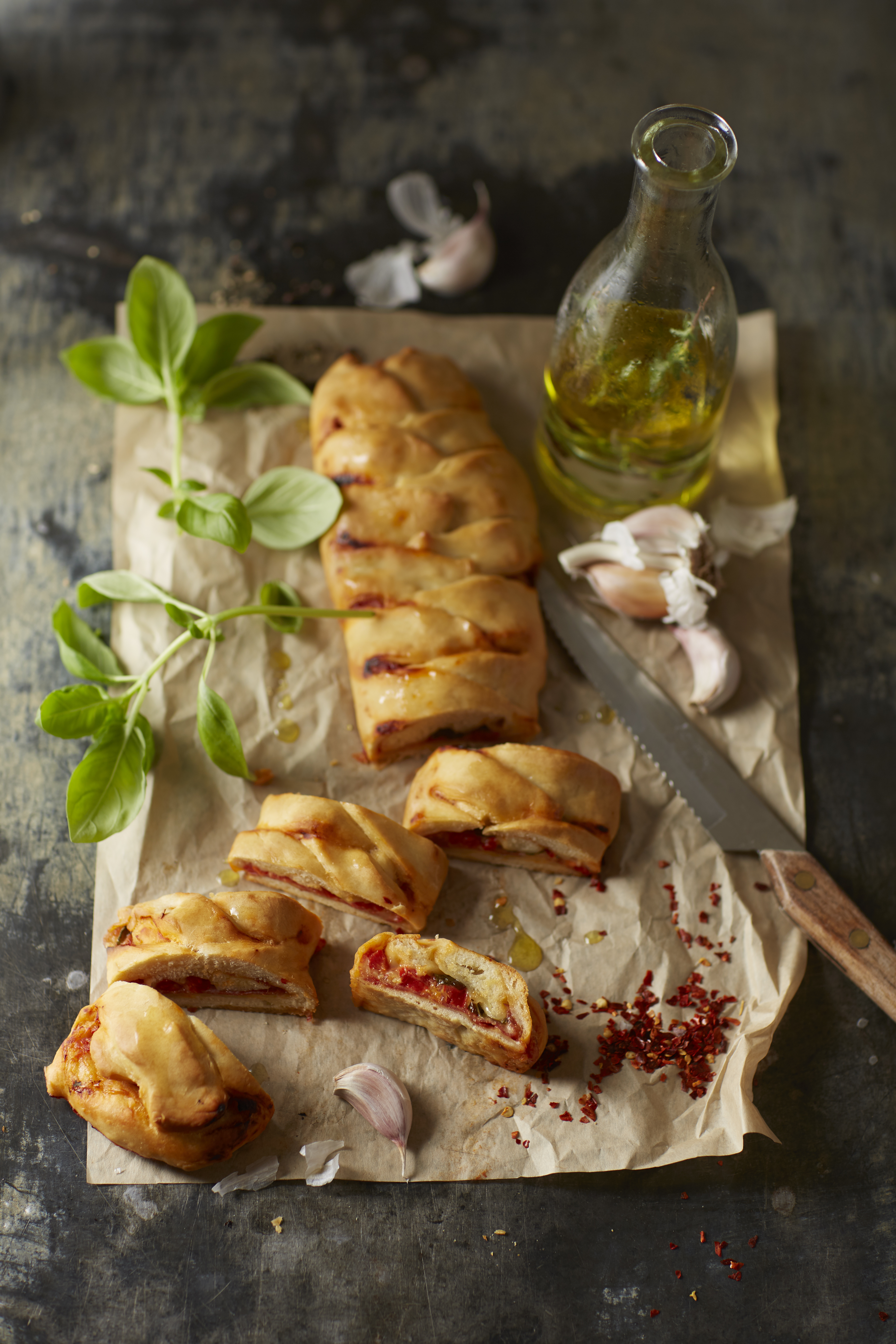 Gevlochten pizza met salami en gegrilde paprika