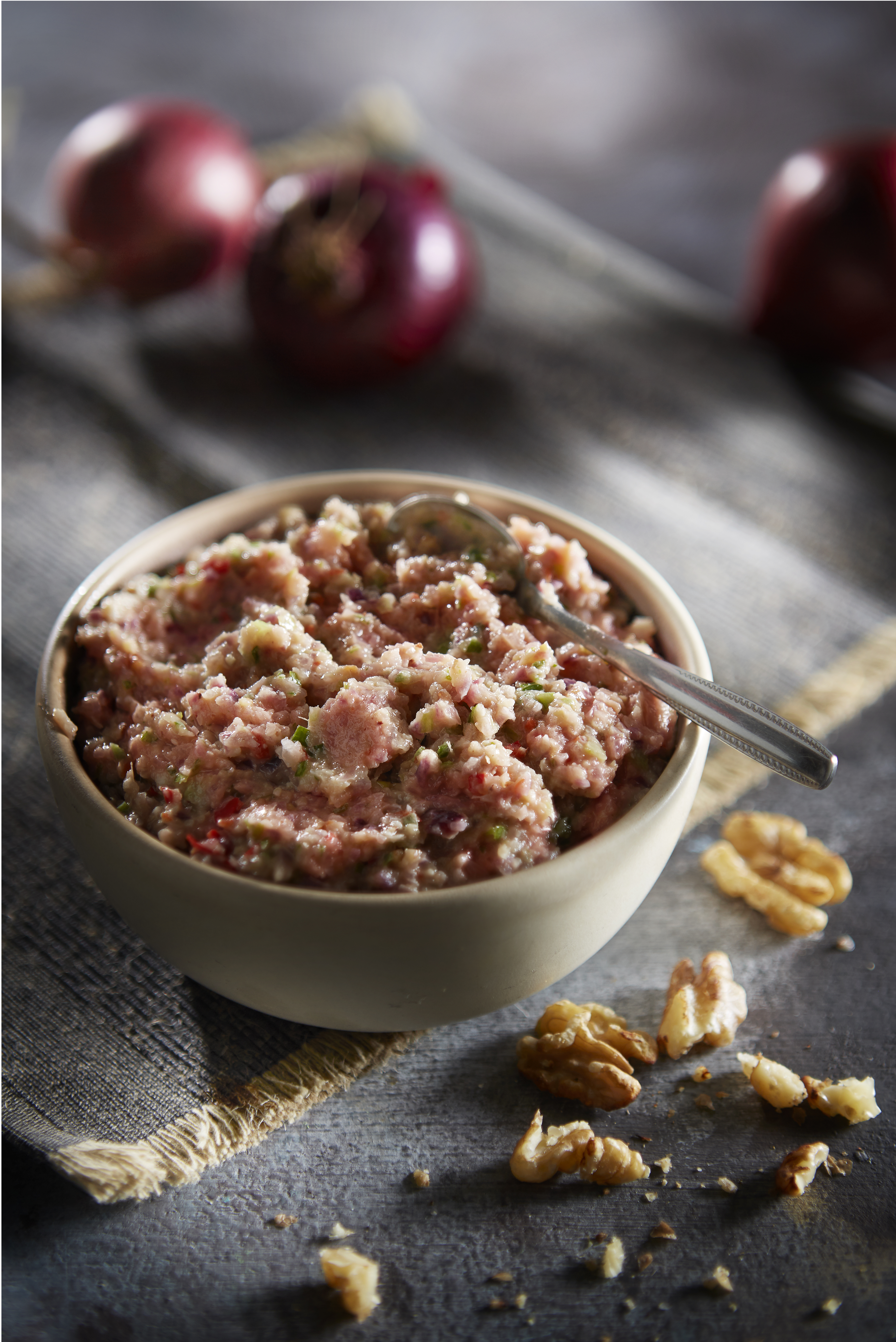 Pesto met rode ui en walnoten