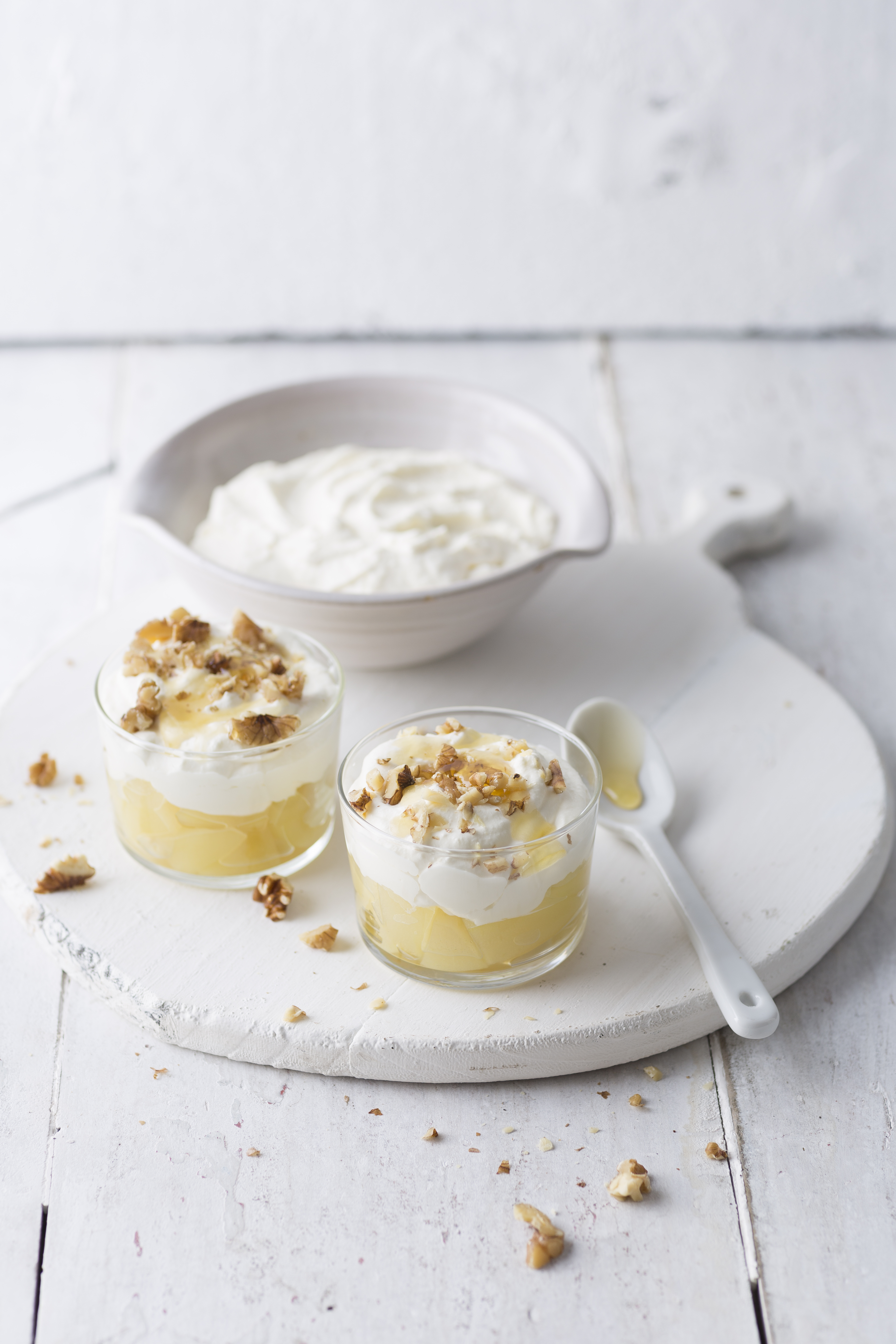 Ricotta-mousse met gepocheerde peer en walnoten