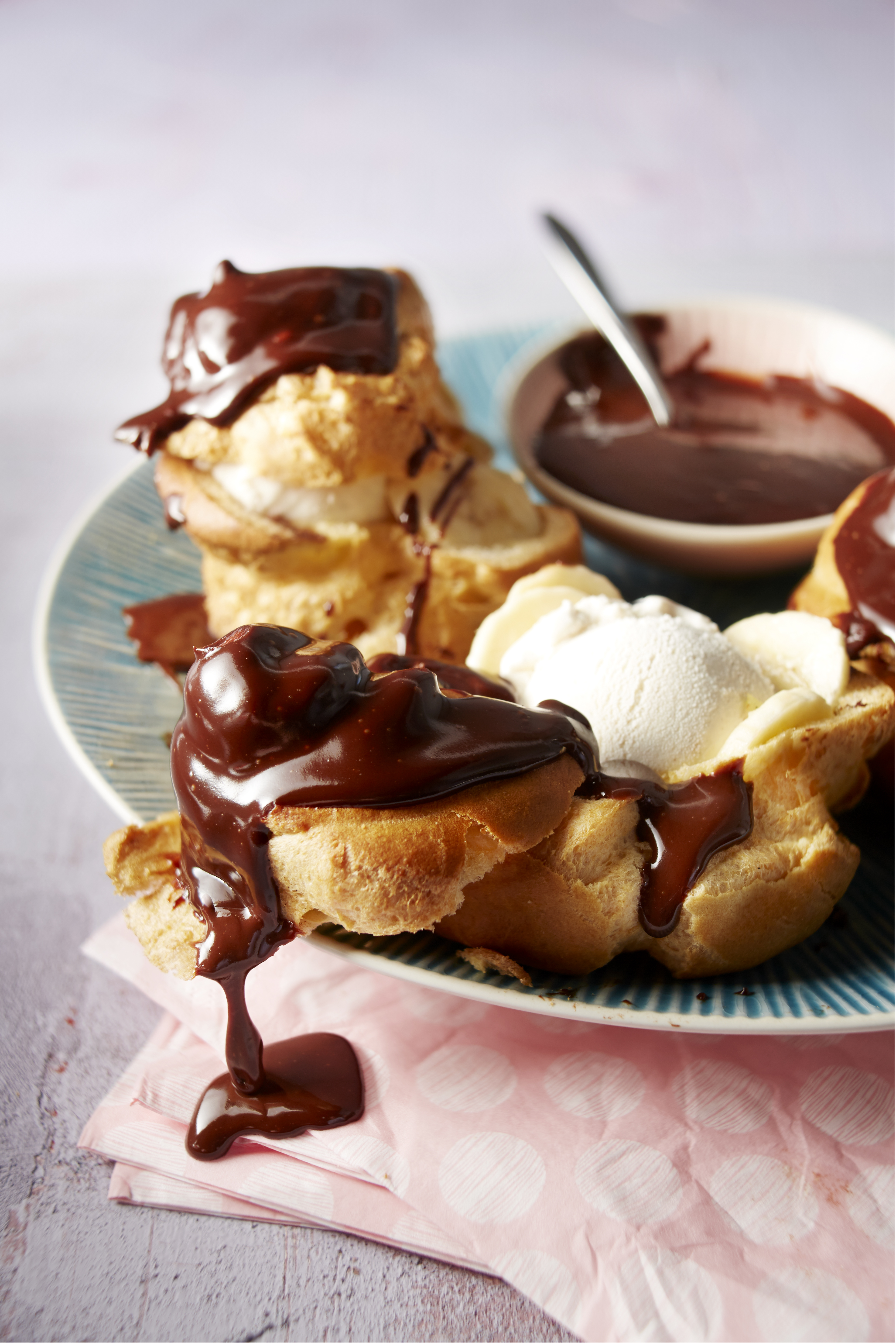 Bananensoes met warme chocosaus