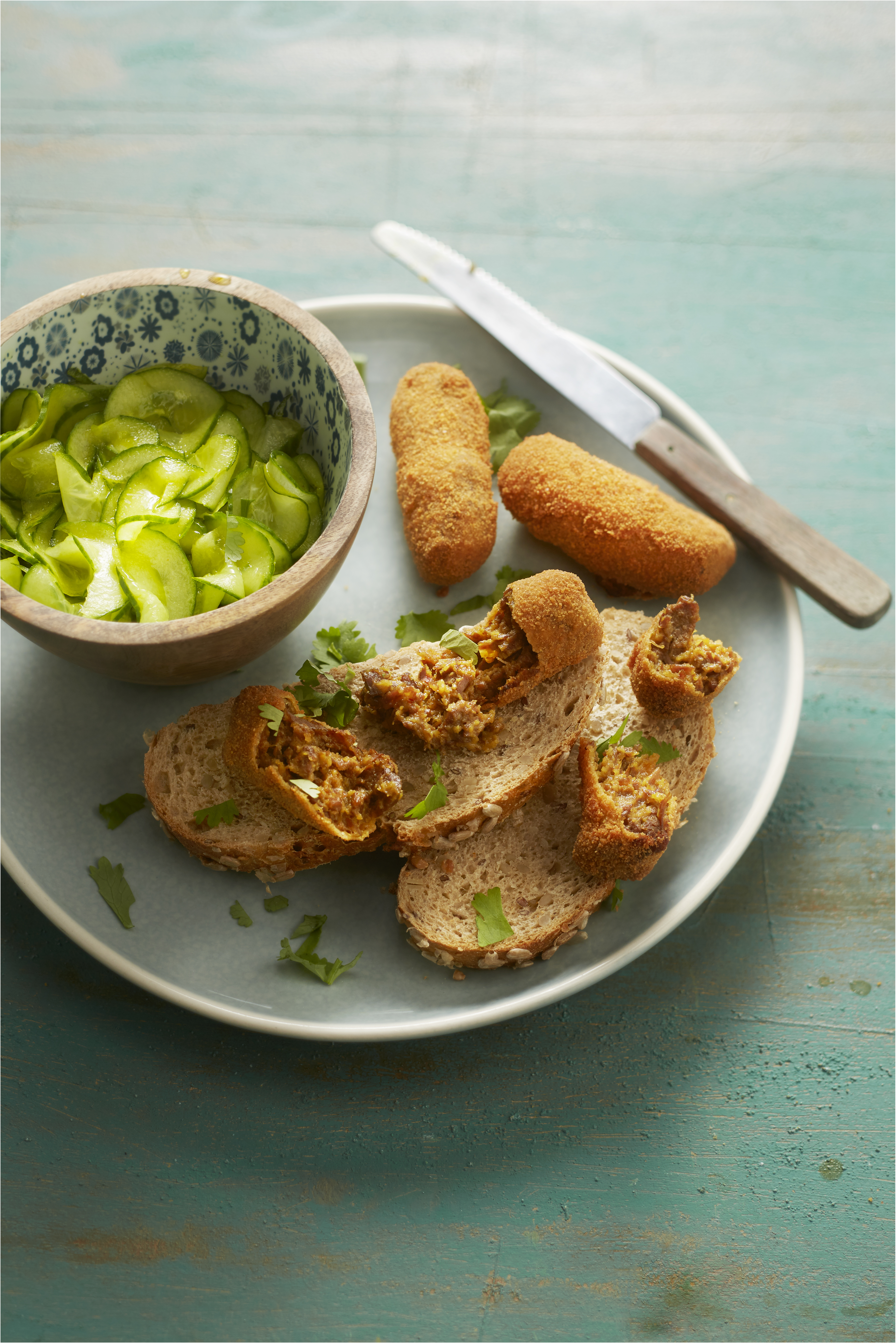 Rendang kroketjes met zoetzure komkommer