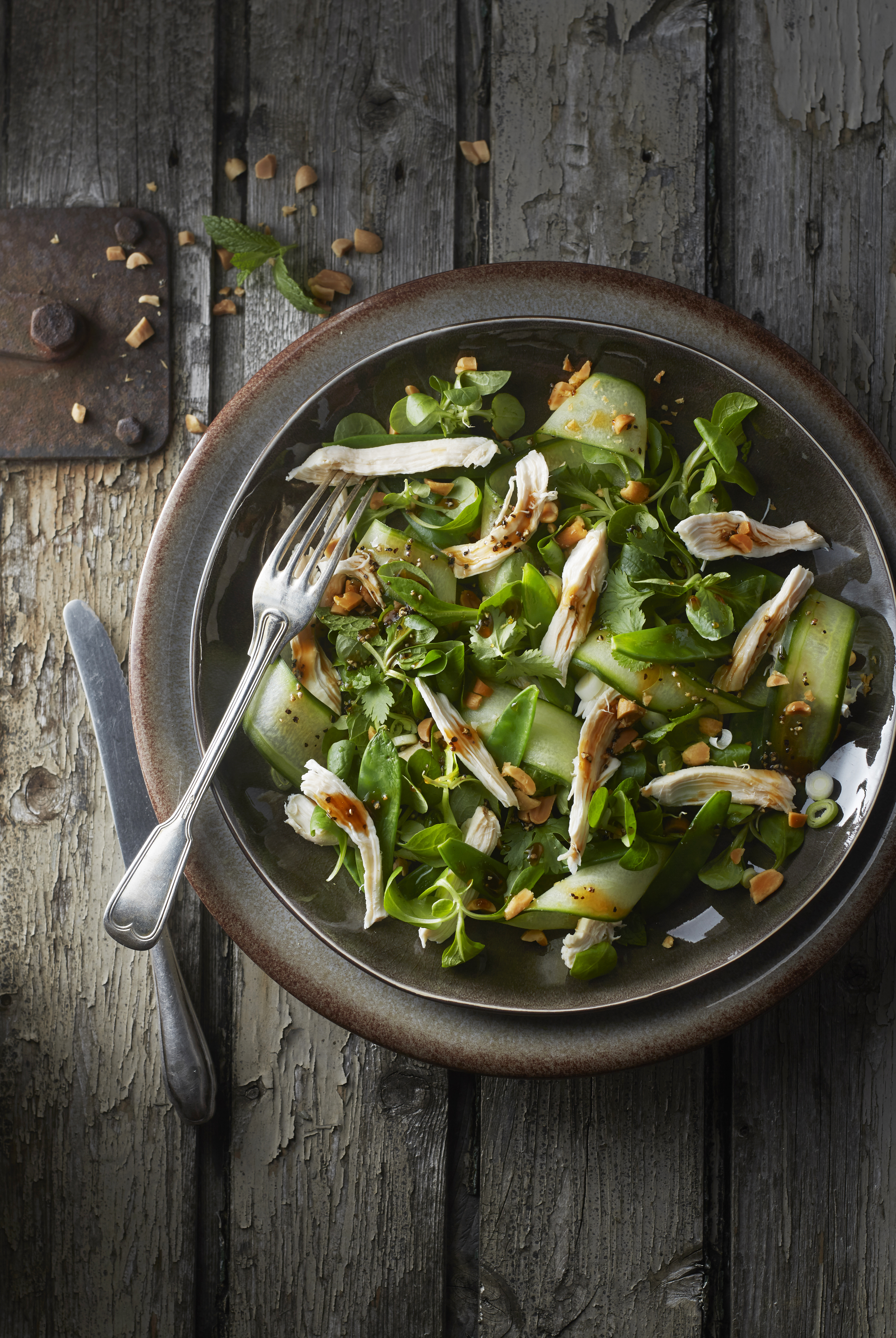 Vietnamese salade met gepocheerde kip