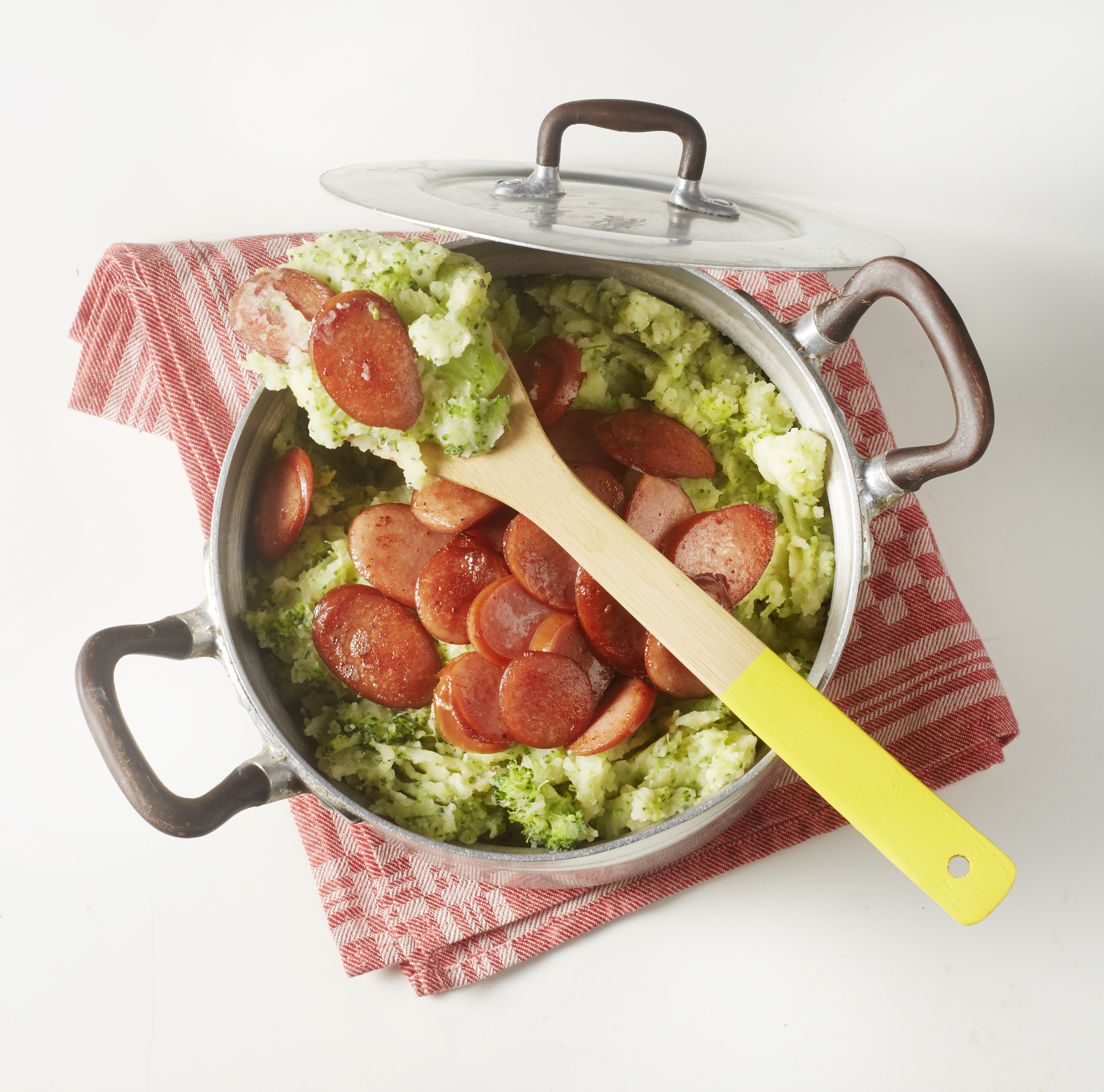 Broccolistamppot met gebakken rookworst