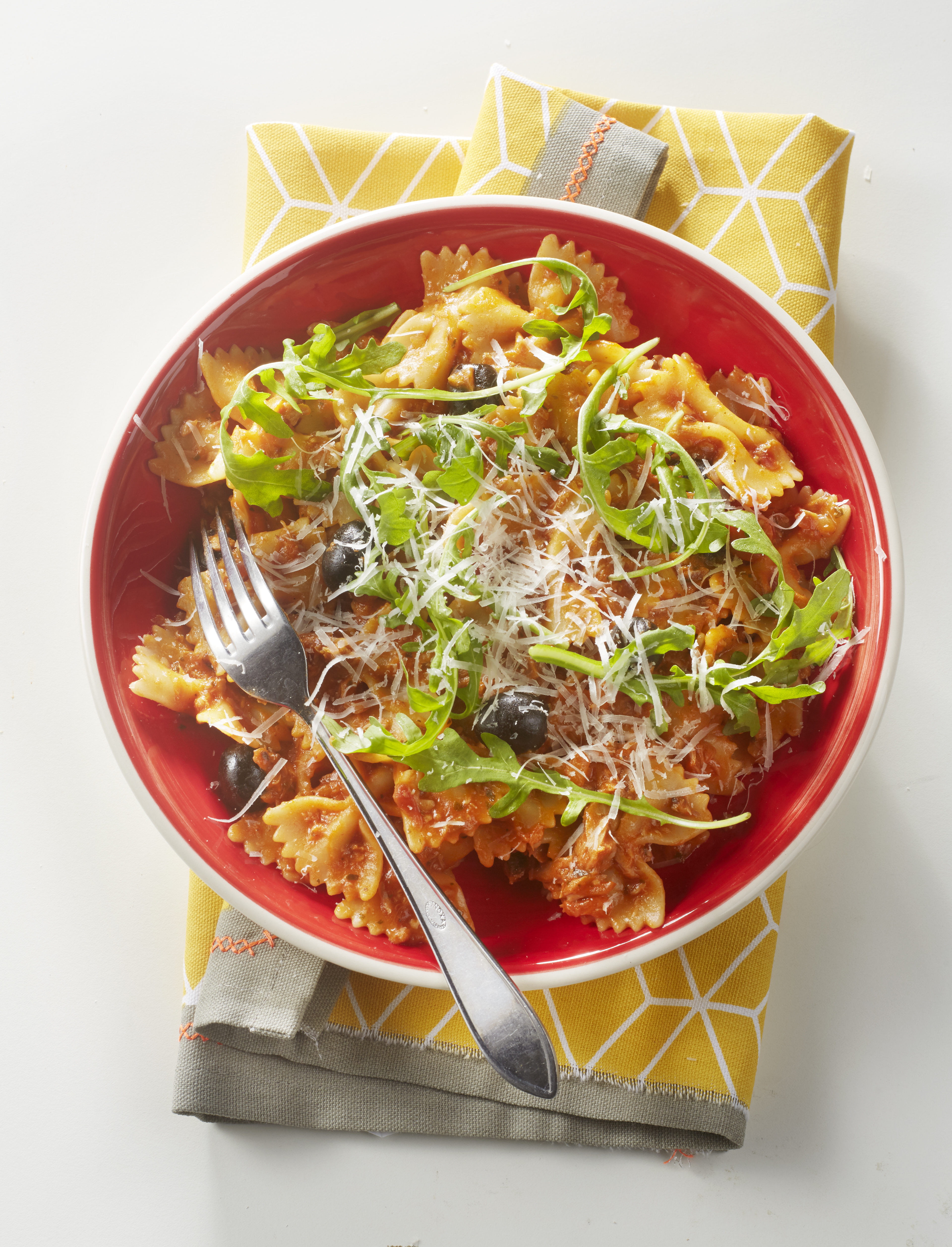 Farfalle met ansjovis, tonijn en zwarte olijven