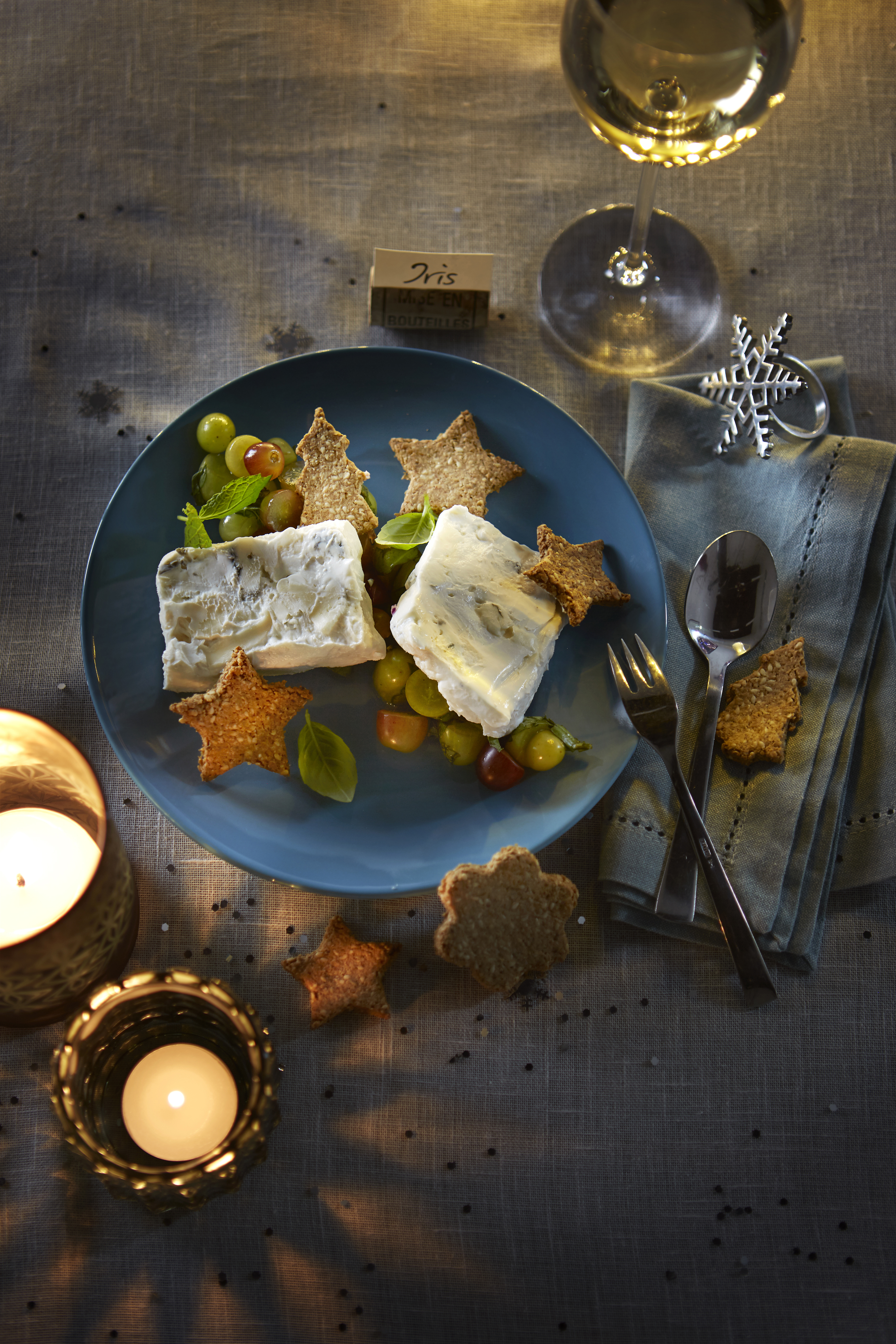 Kaasterrine met notencrackers en druivensalade