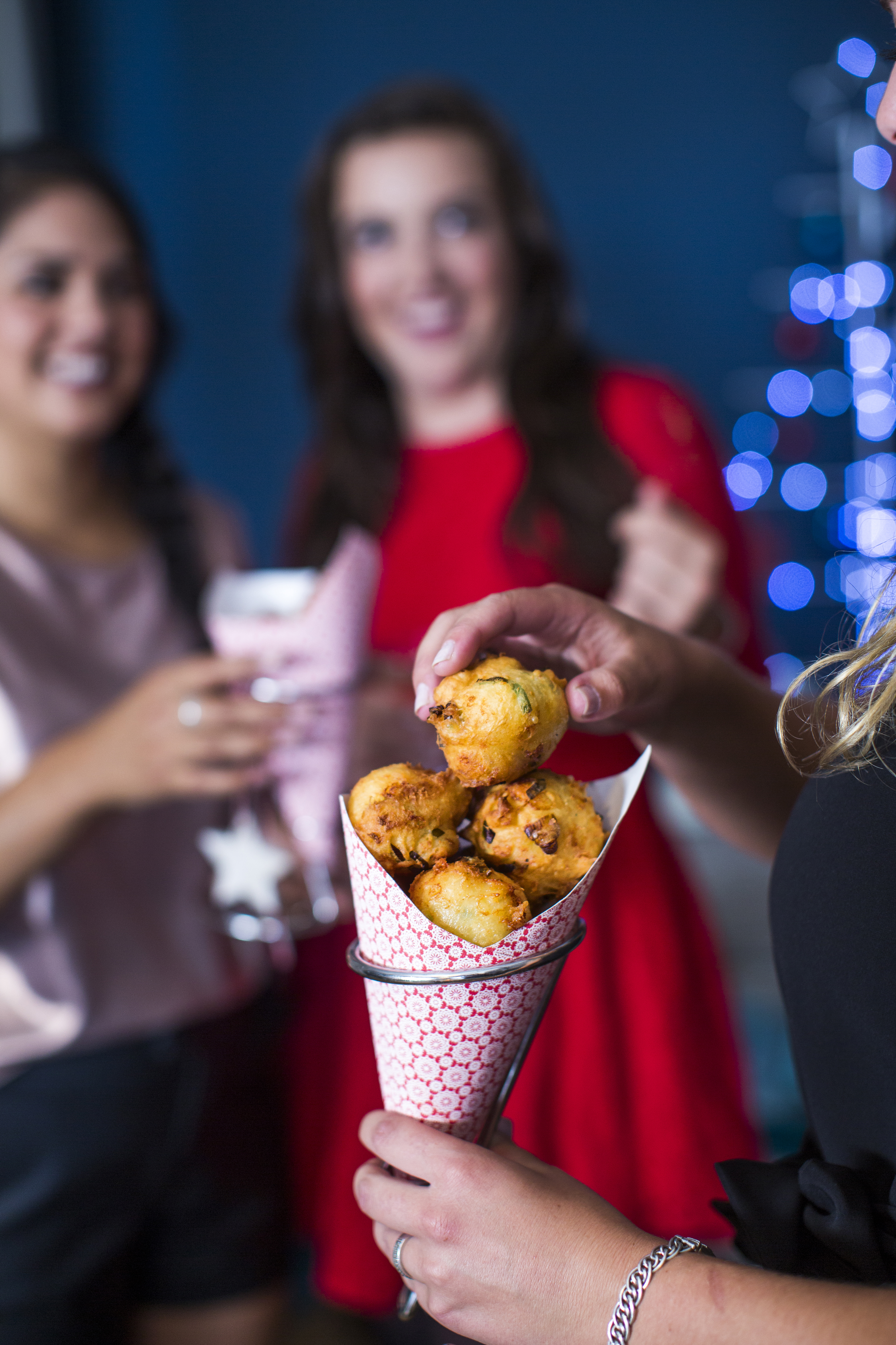Oliebollen met oude kaas en bosui