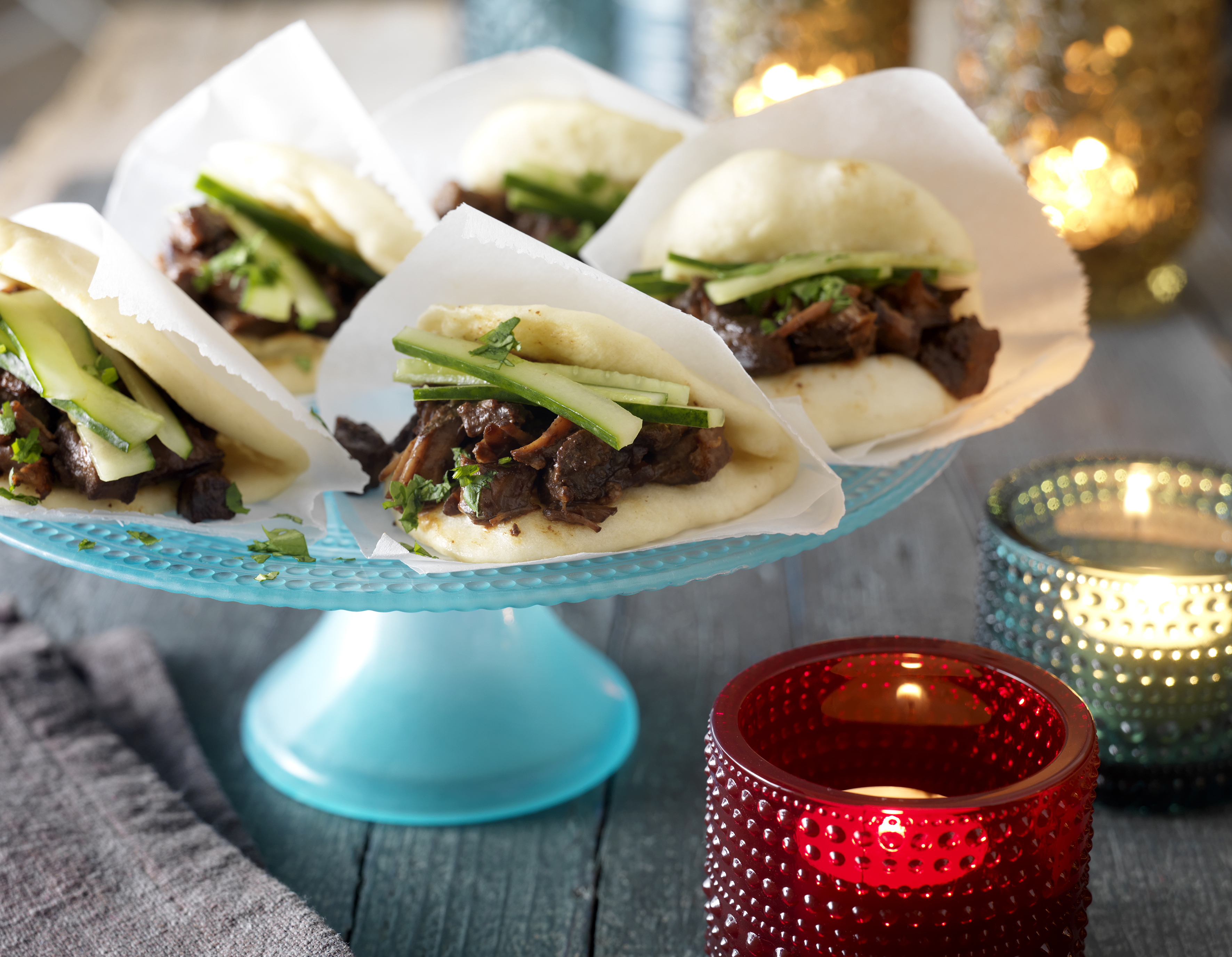 Langzaam geroosterd varkensvlees met gestoomde broodjes