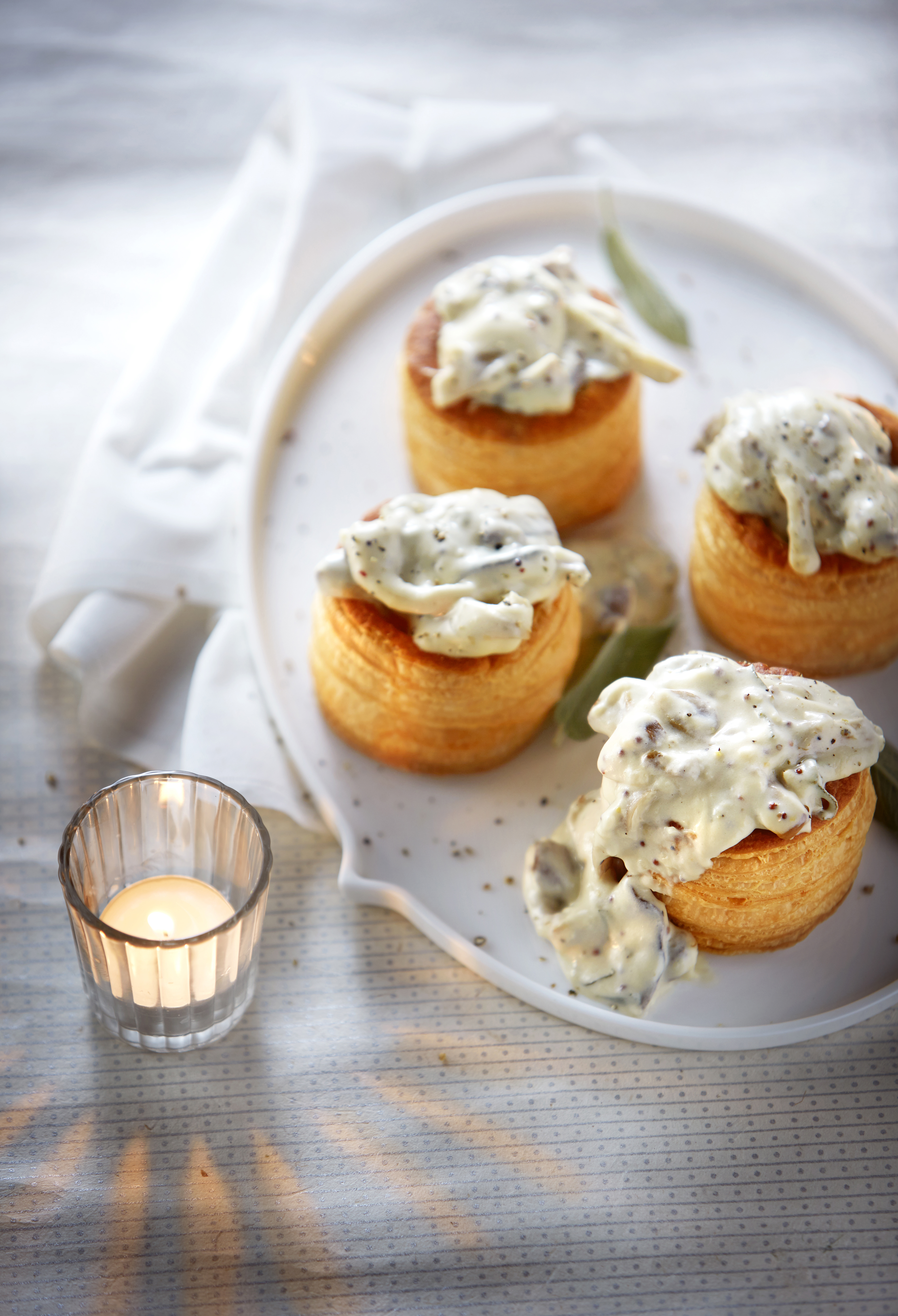 Pasteitje met paddenstoelen, mosterd en salie