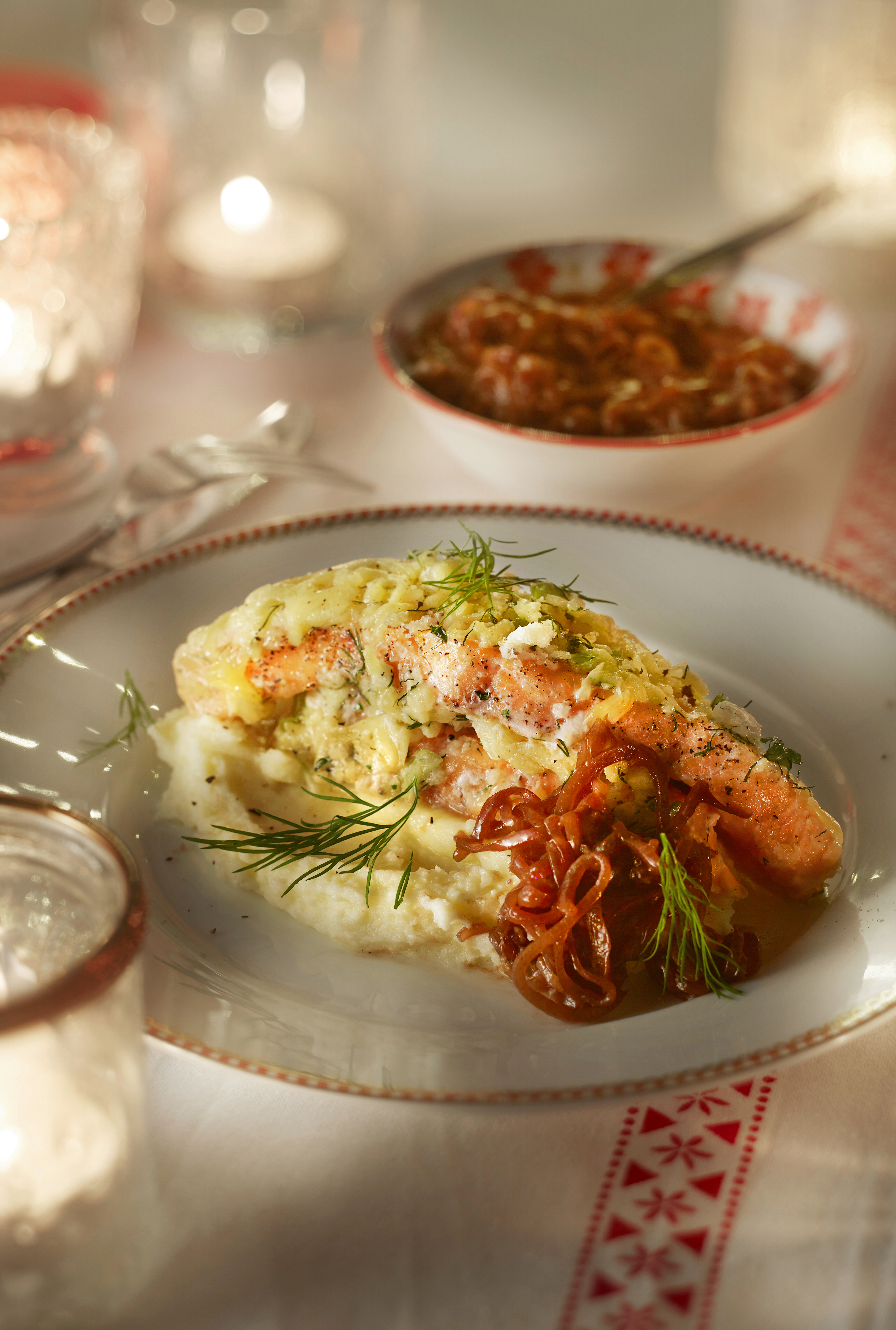 Zalmsandwich met kaas, kruiden en sjalottencompote