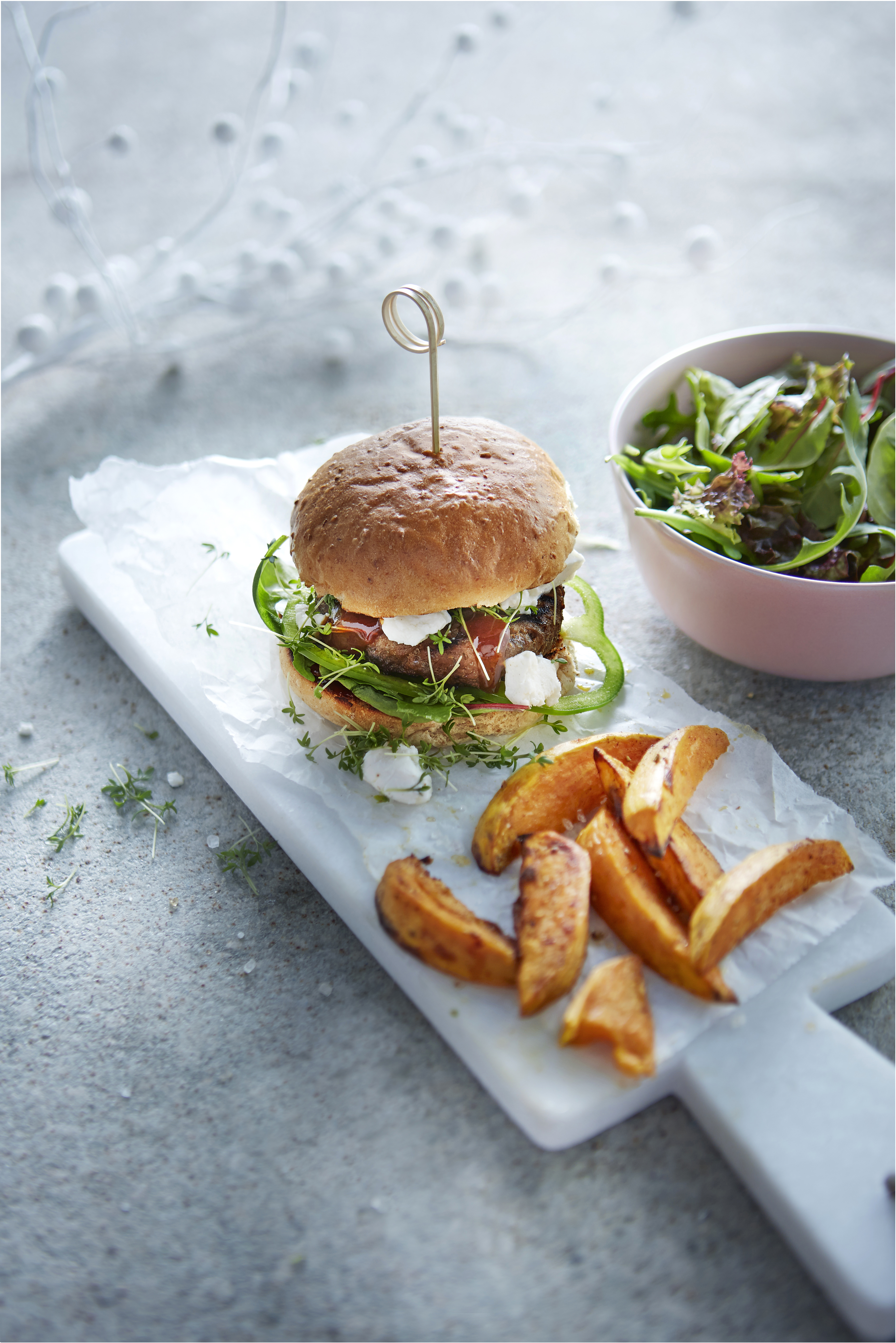 Hamburgers met geitenkaas en zoete aardappelpartjes