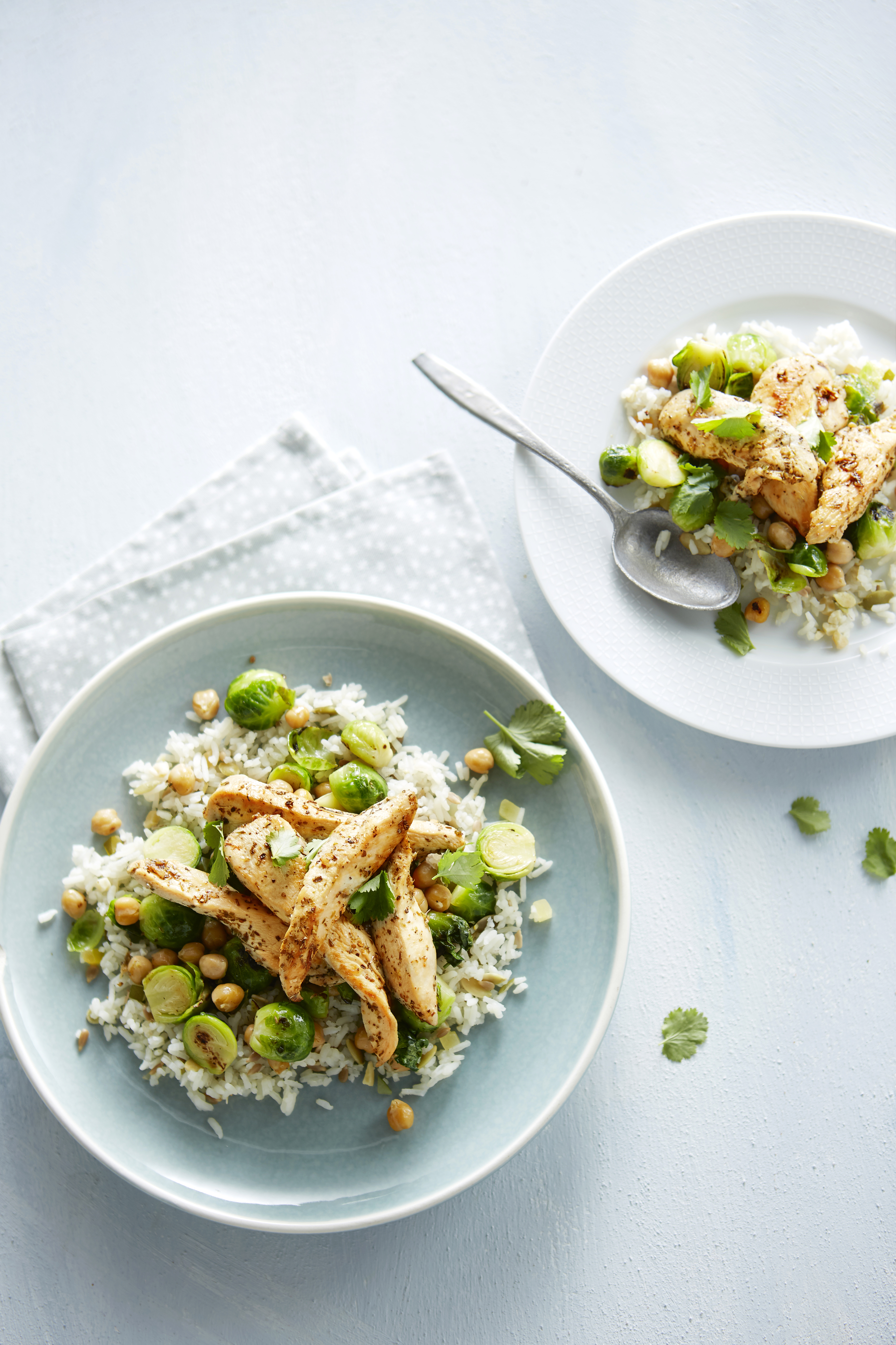 Notenrijst met knoflookkip en geroerbakte spruitjes