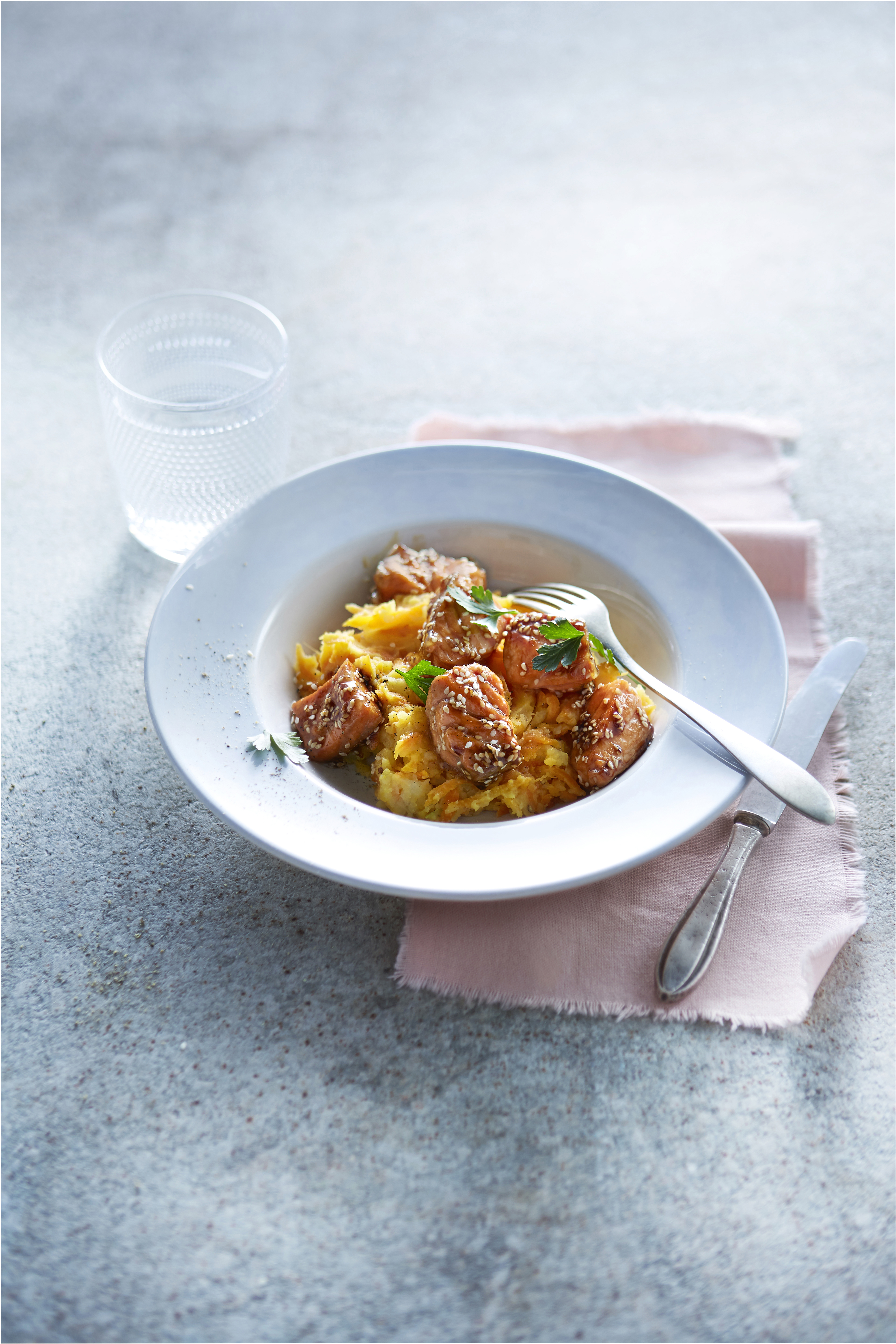 Wortelstampot met teriyaki-zalmblokjes