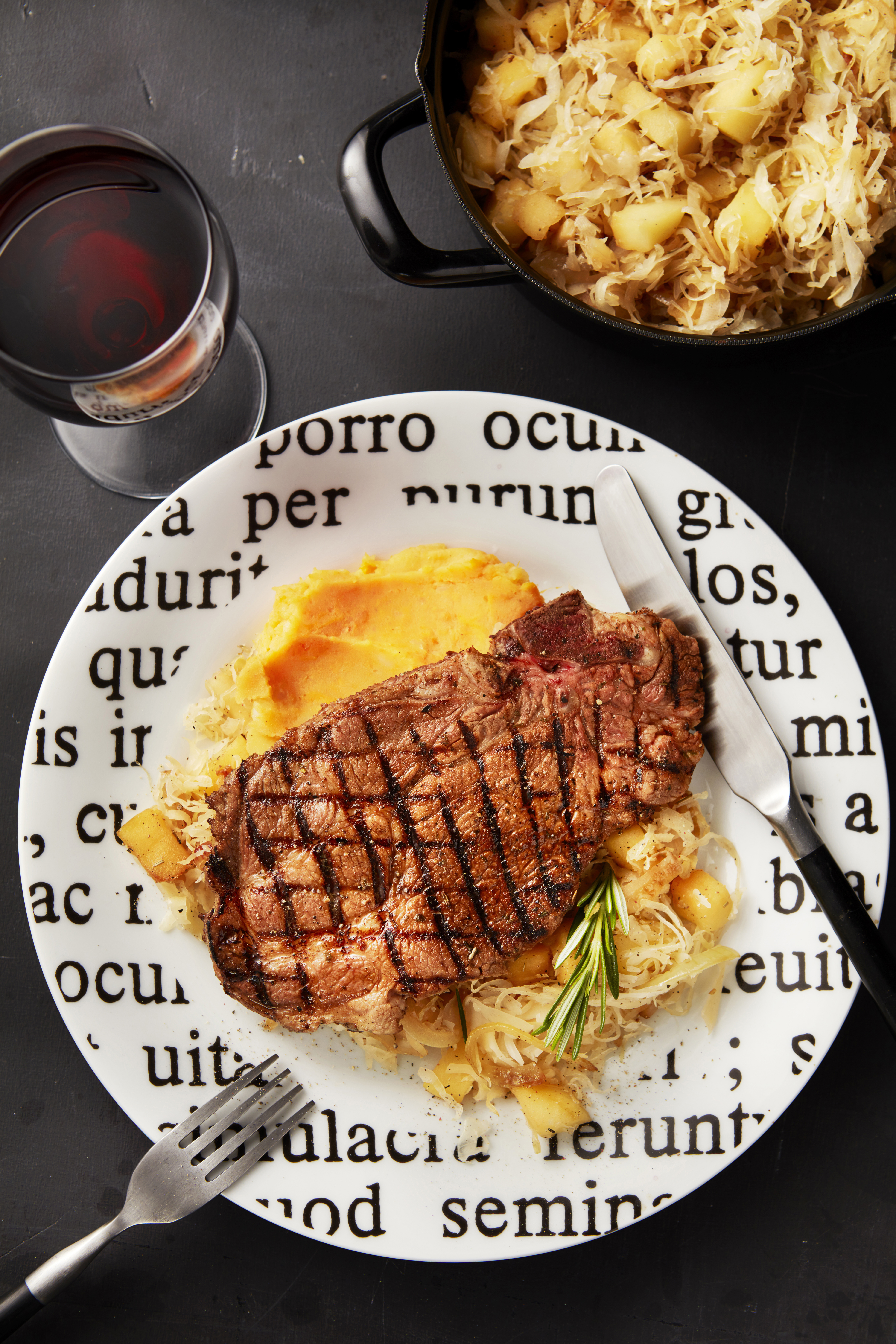 Zoete aardappelstamp met appel en zuurkool