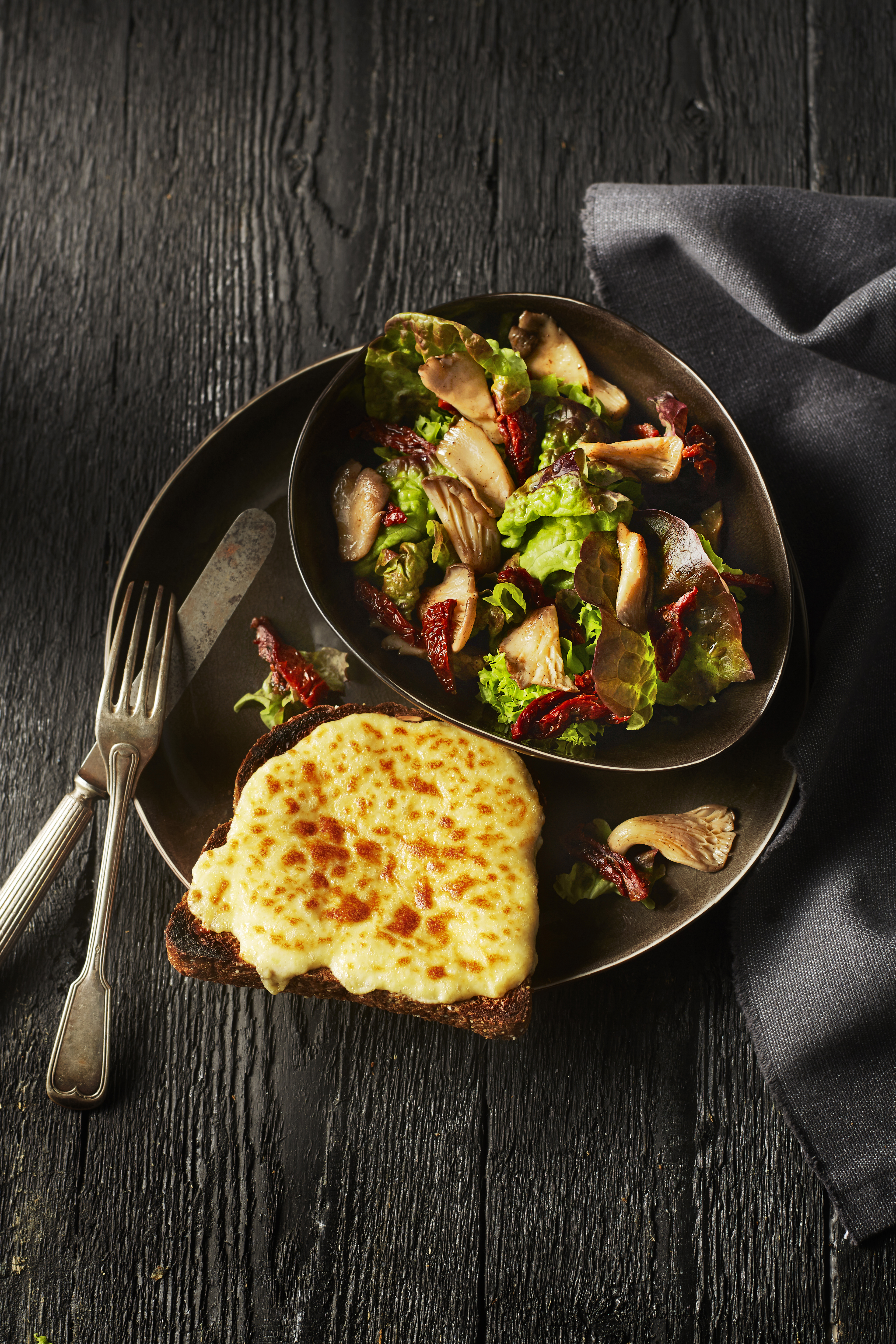 Welsh rarebit met paddenstoelensalade