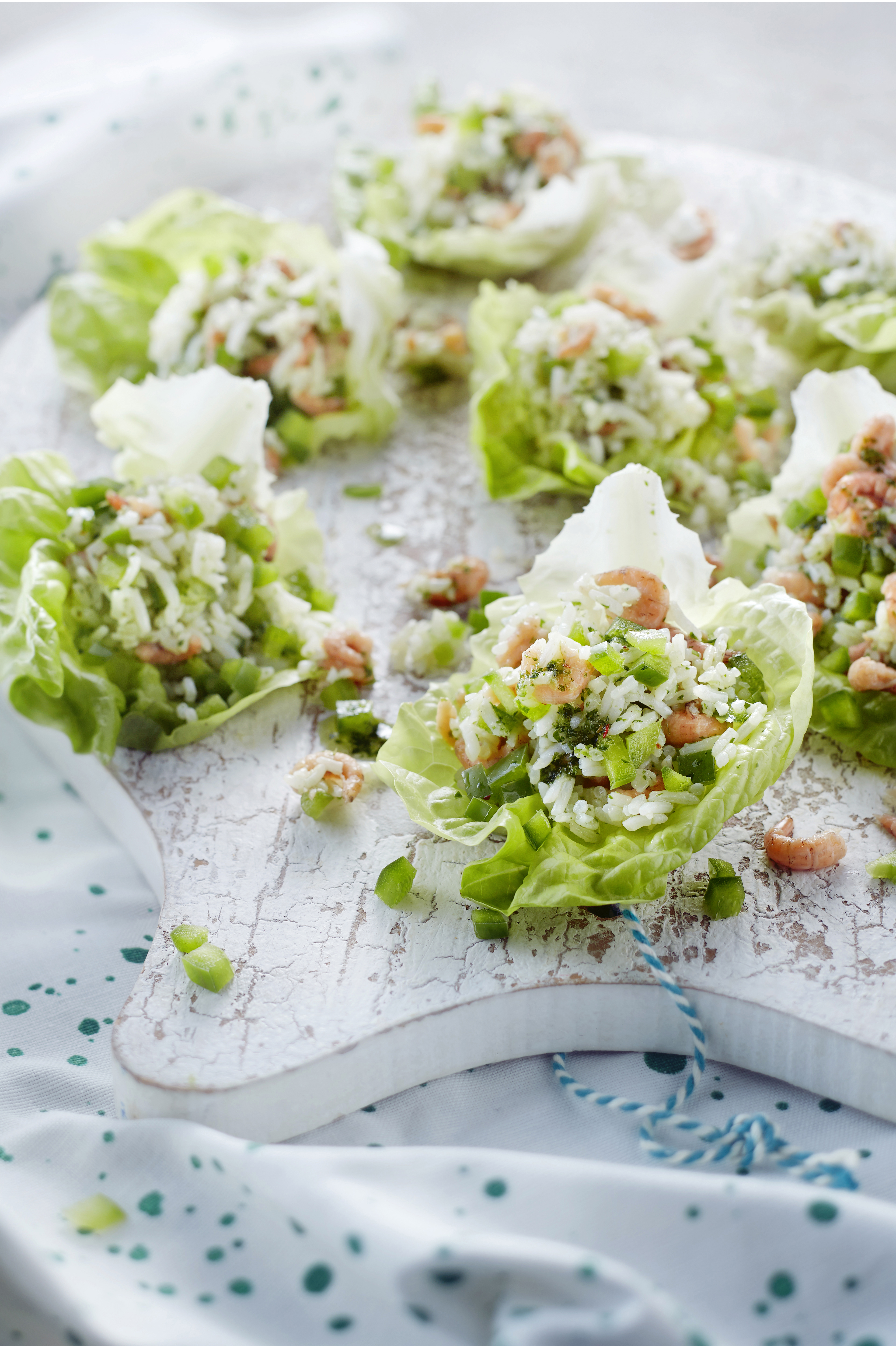 Slakommetjes met groene rijst en garnalen