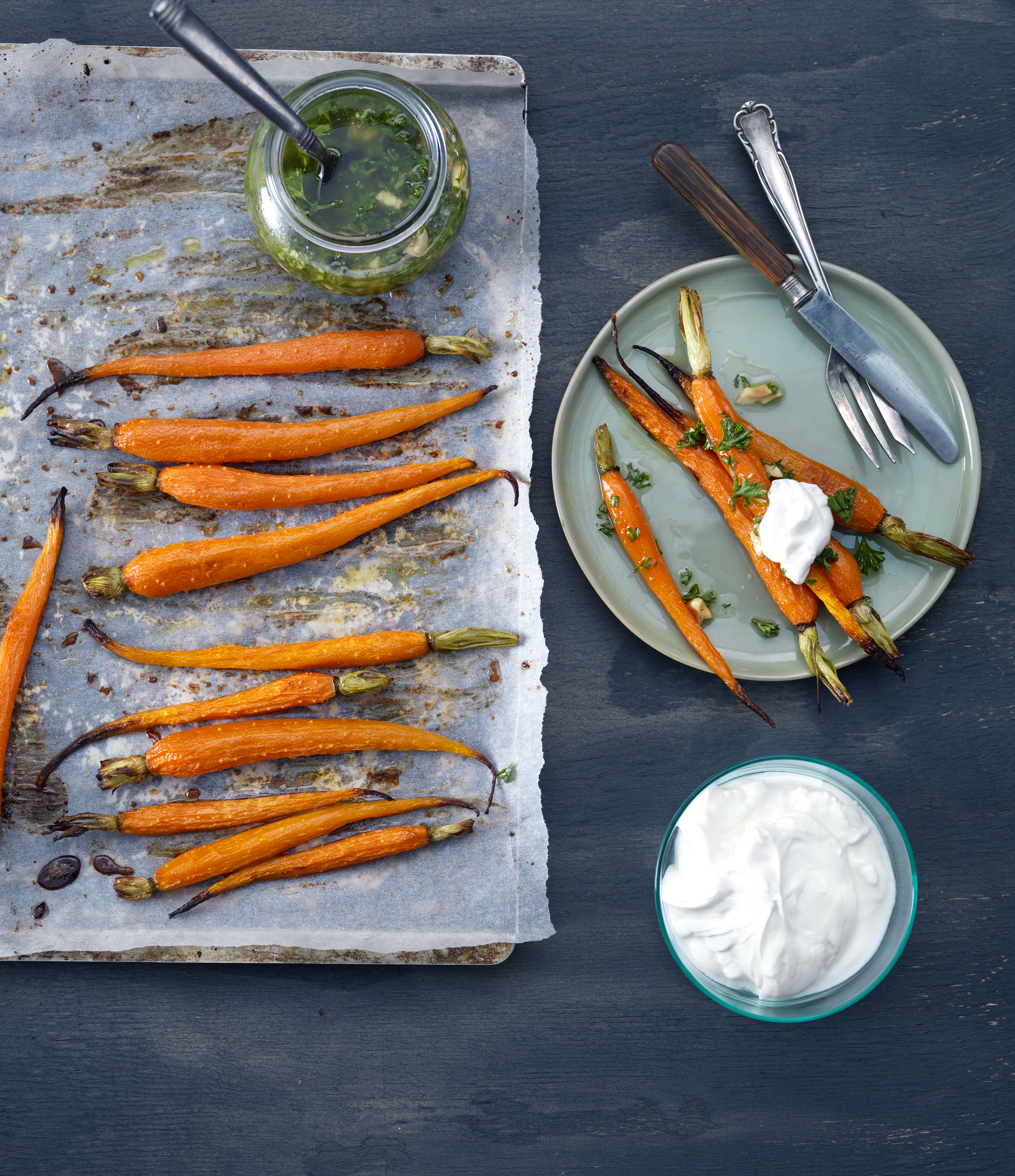 Gekaramelliseerde wortel met hangop en peterseliedressing