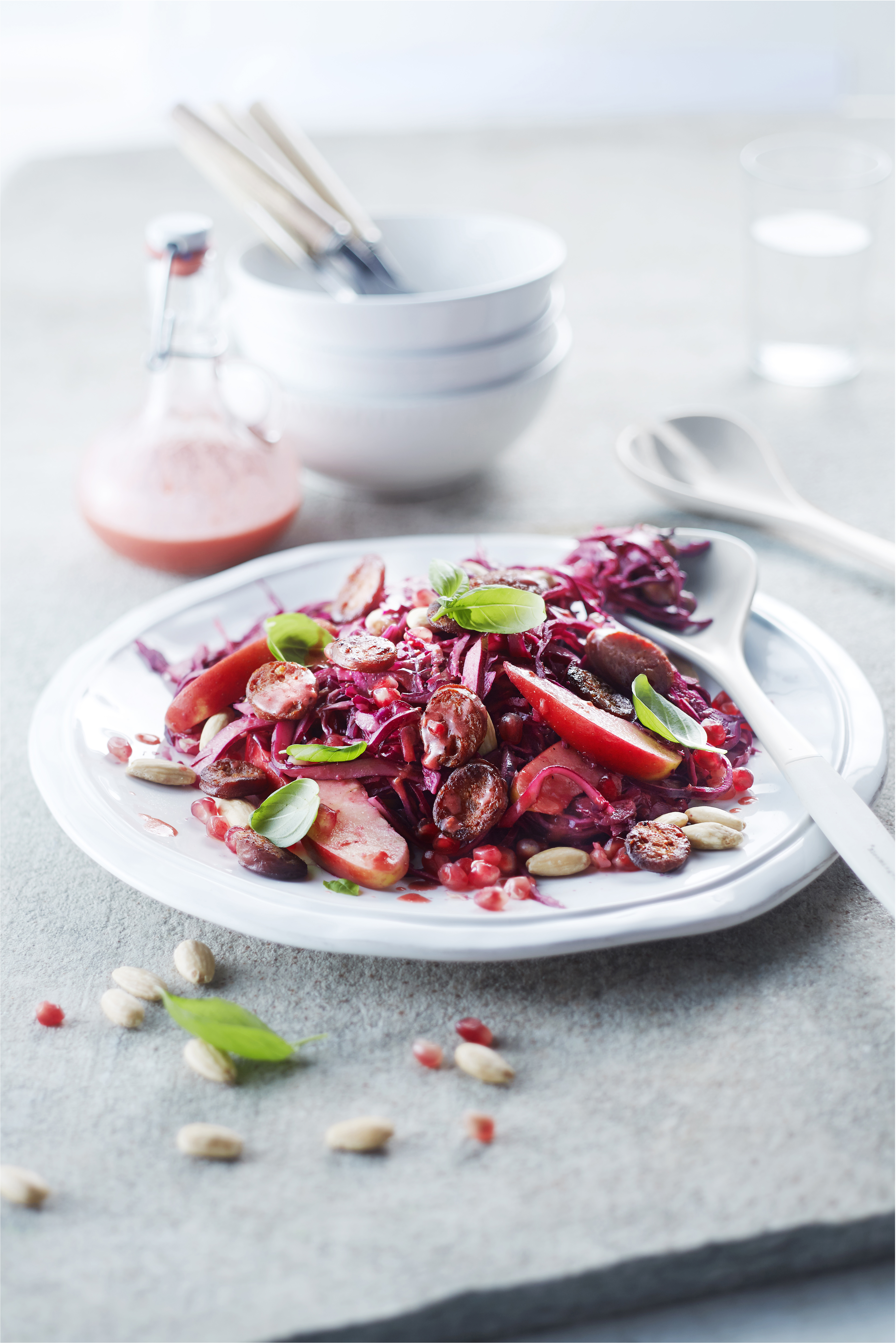 Rodekoolsalade met frambozendressing, appel en chorizo