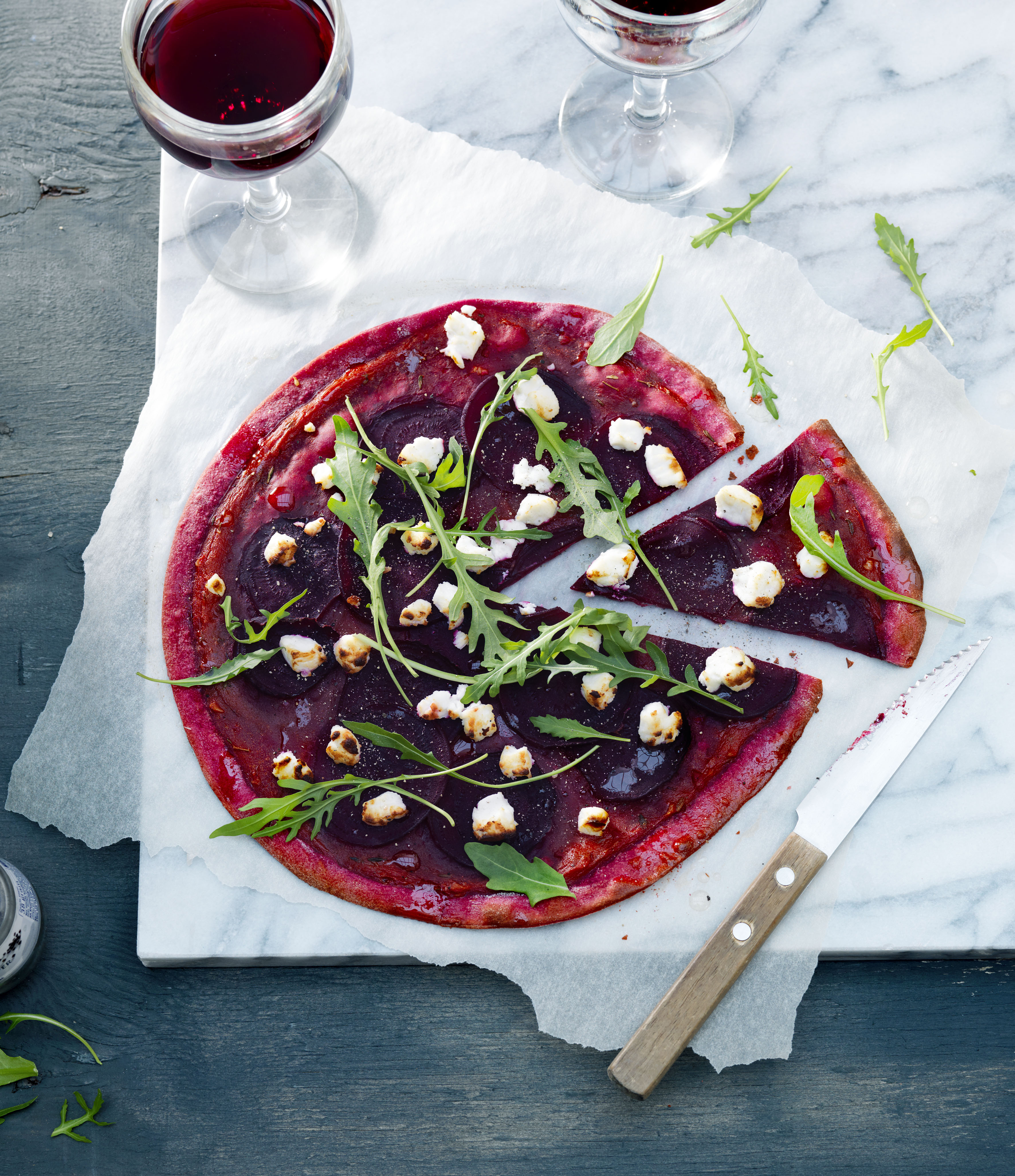 Bietenpizza met geitenkaas en rucola