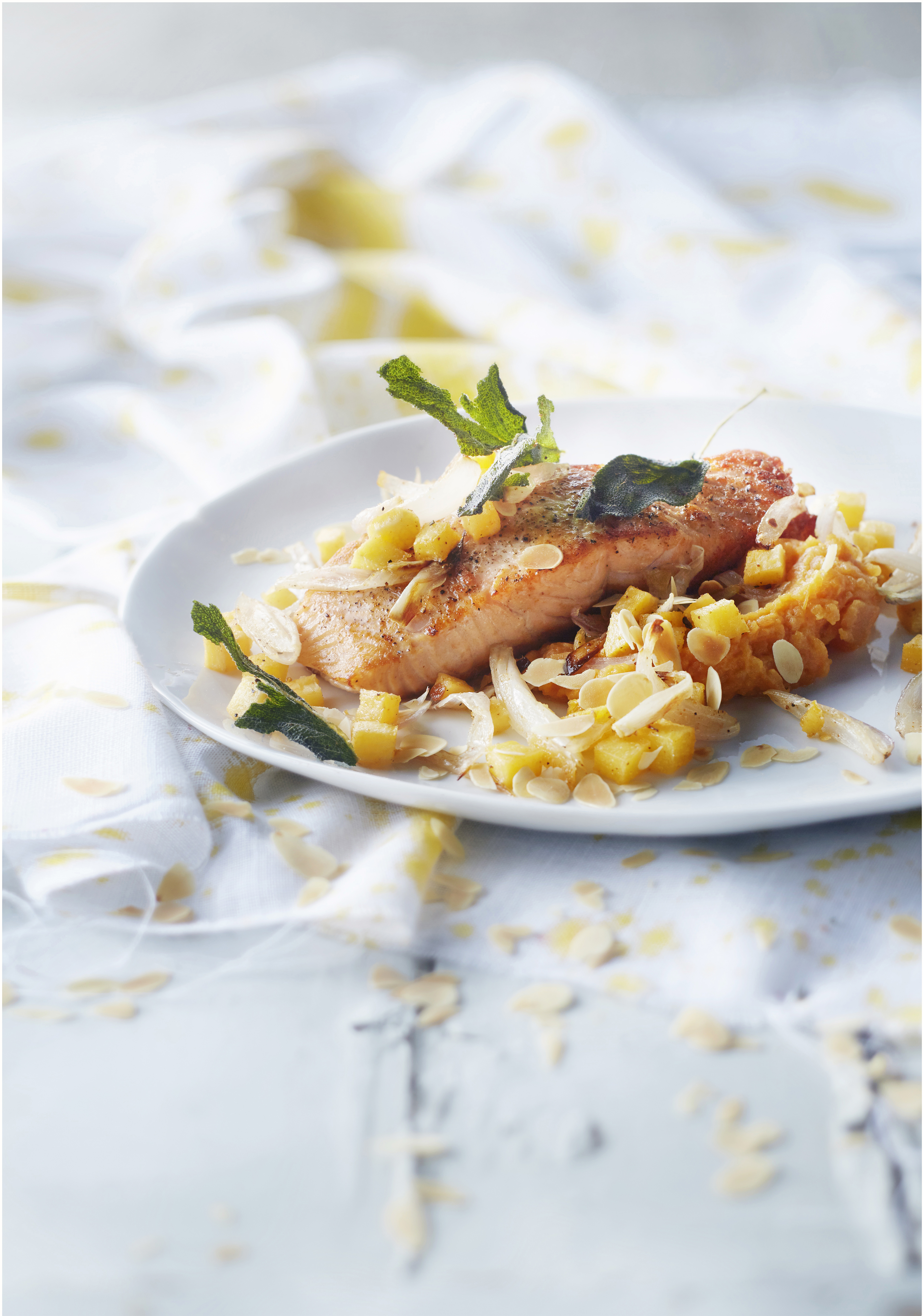 Puree van zoete aardappels met geroosterde koolraap en zalm