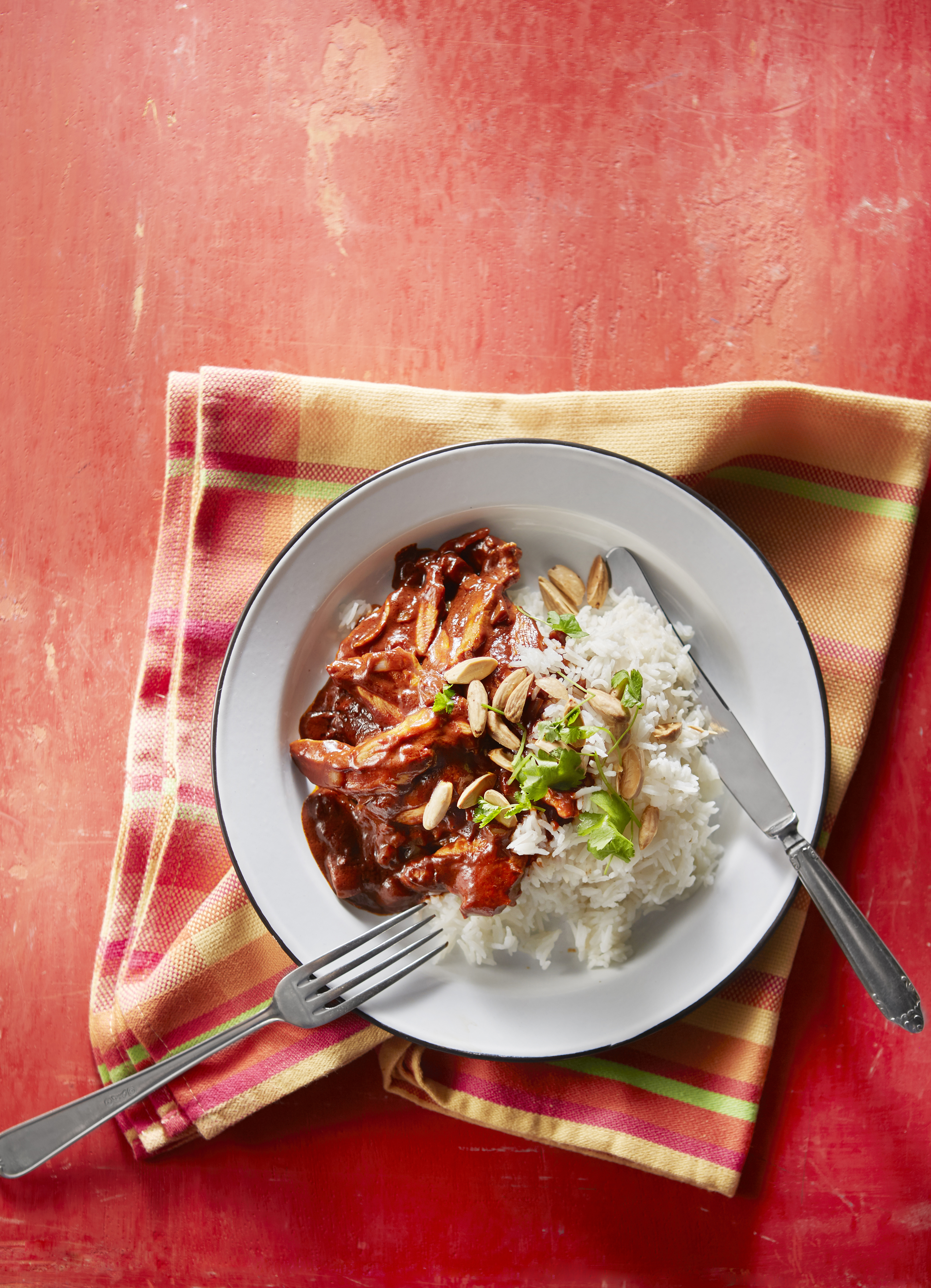 Kip met chocoladesaus en geroosterde amandelen