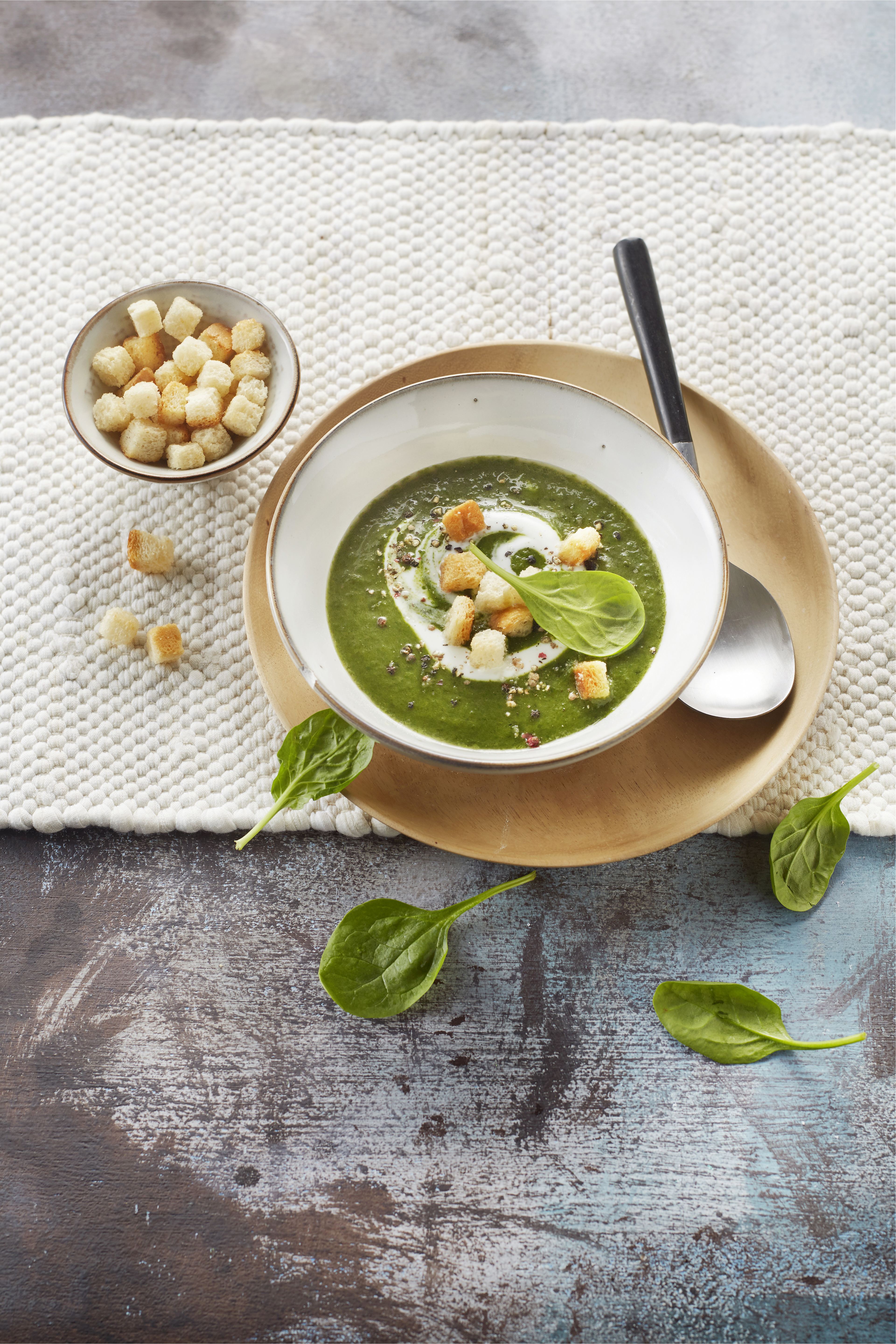 Spinazie-kokossoepje met knoflookcroutons