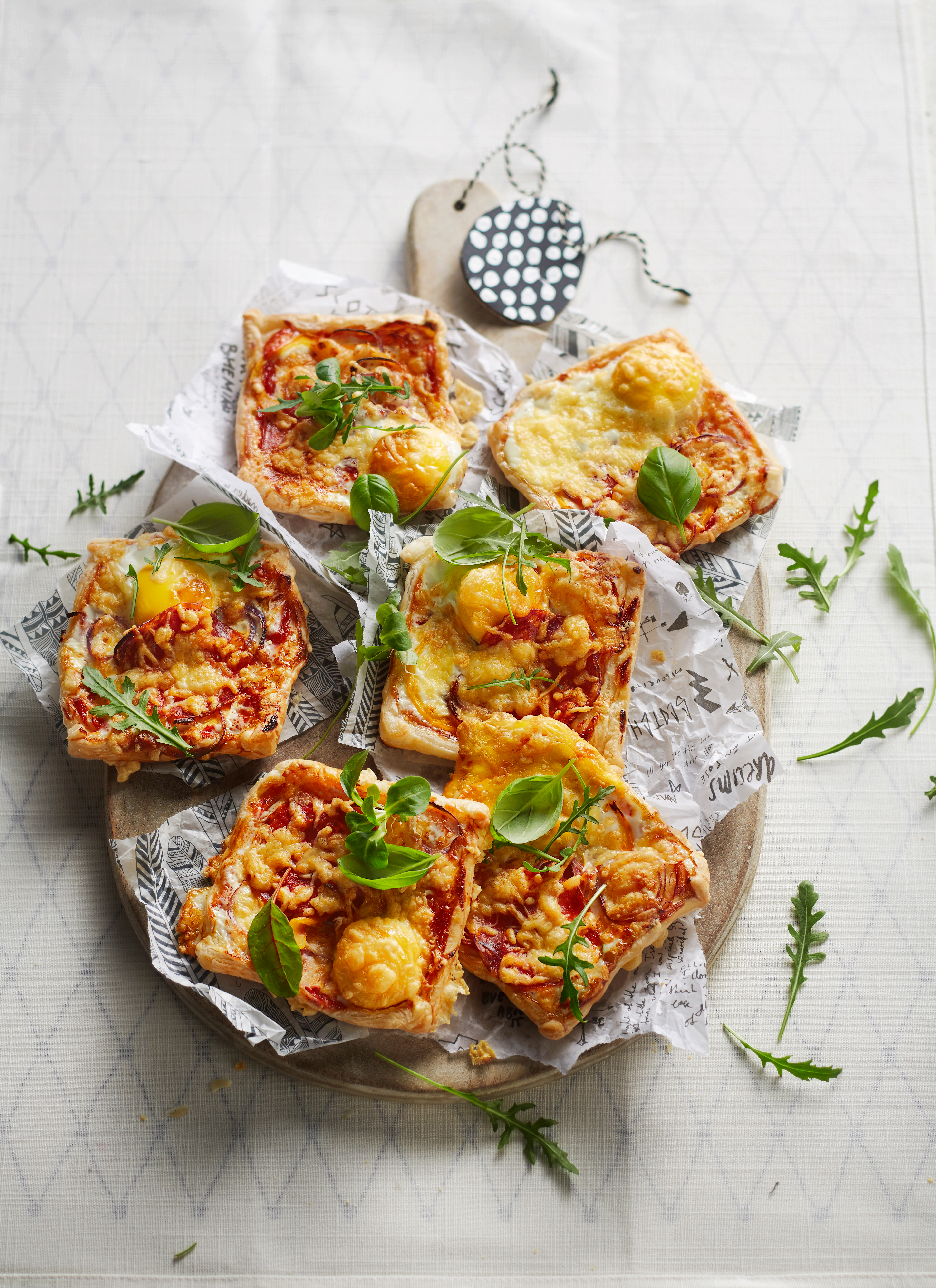 Bladerdeegpizza's met ei