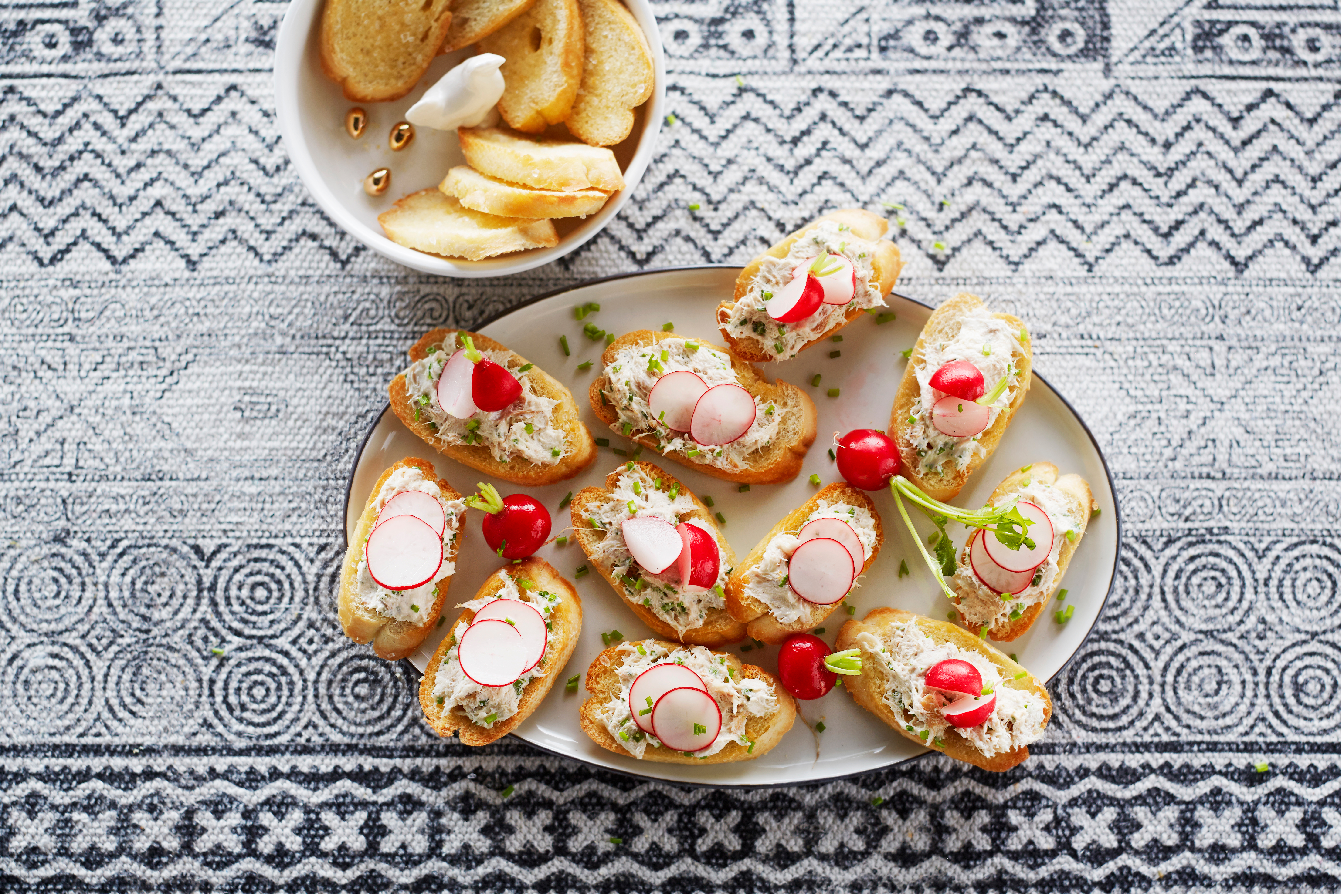 Makreelcrostini met zoetzure radijsjes