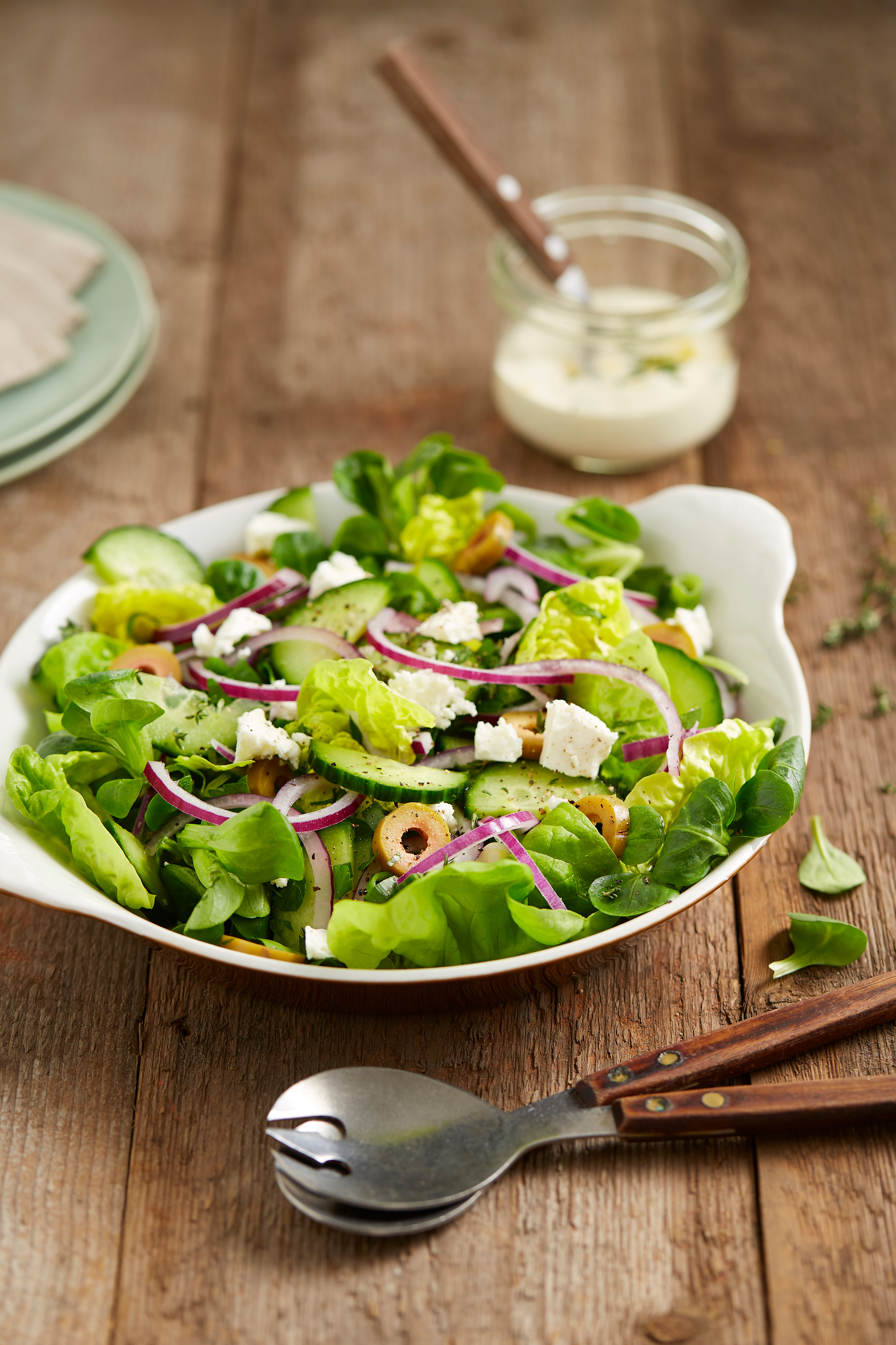 Tuinkruidensalade met citroen-muntdressing