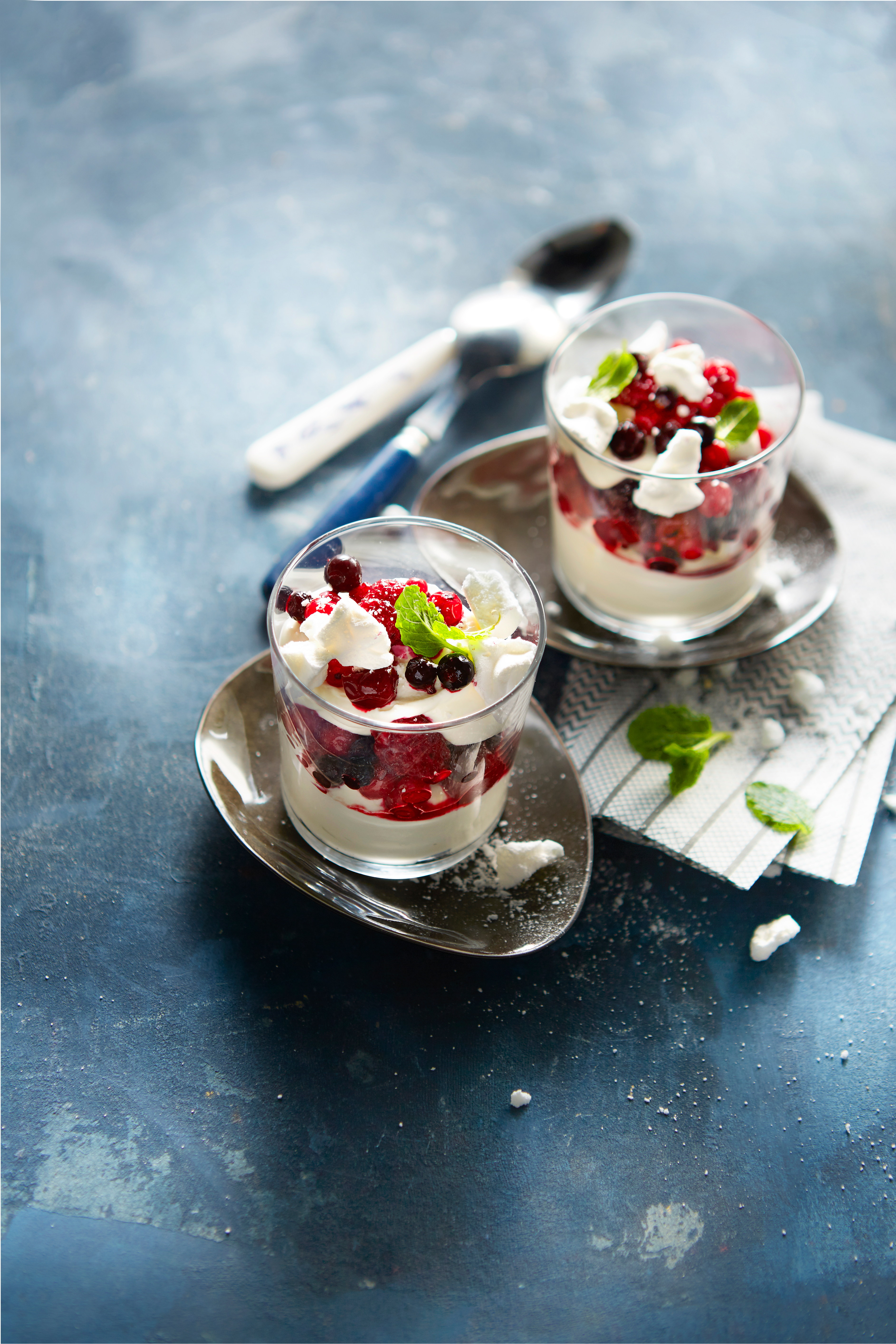 Vanille-hangop met meringue en bosvruchten