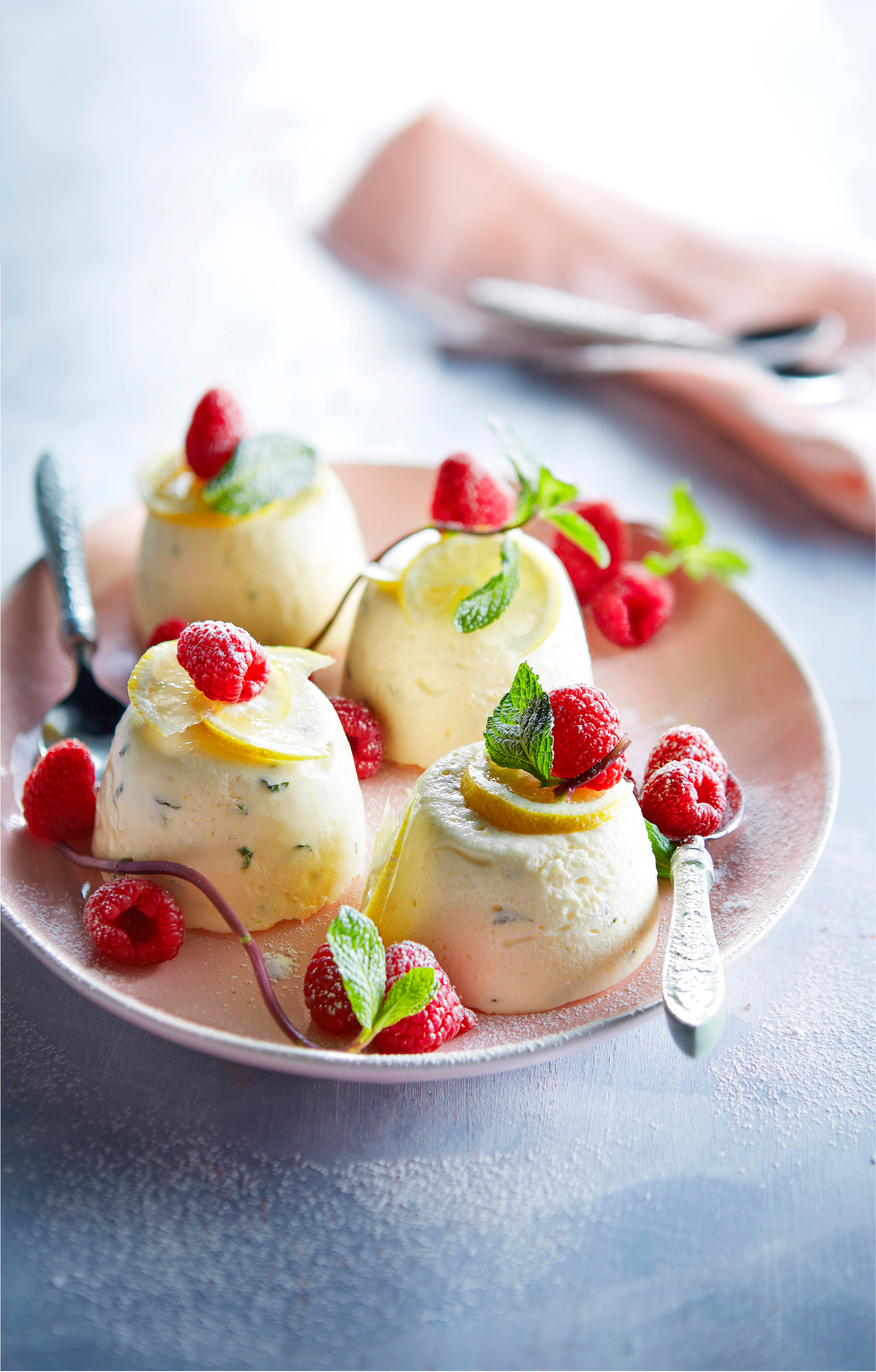 Citroenbavarois met munt en frambozen