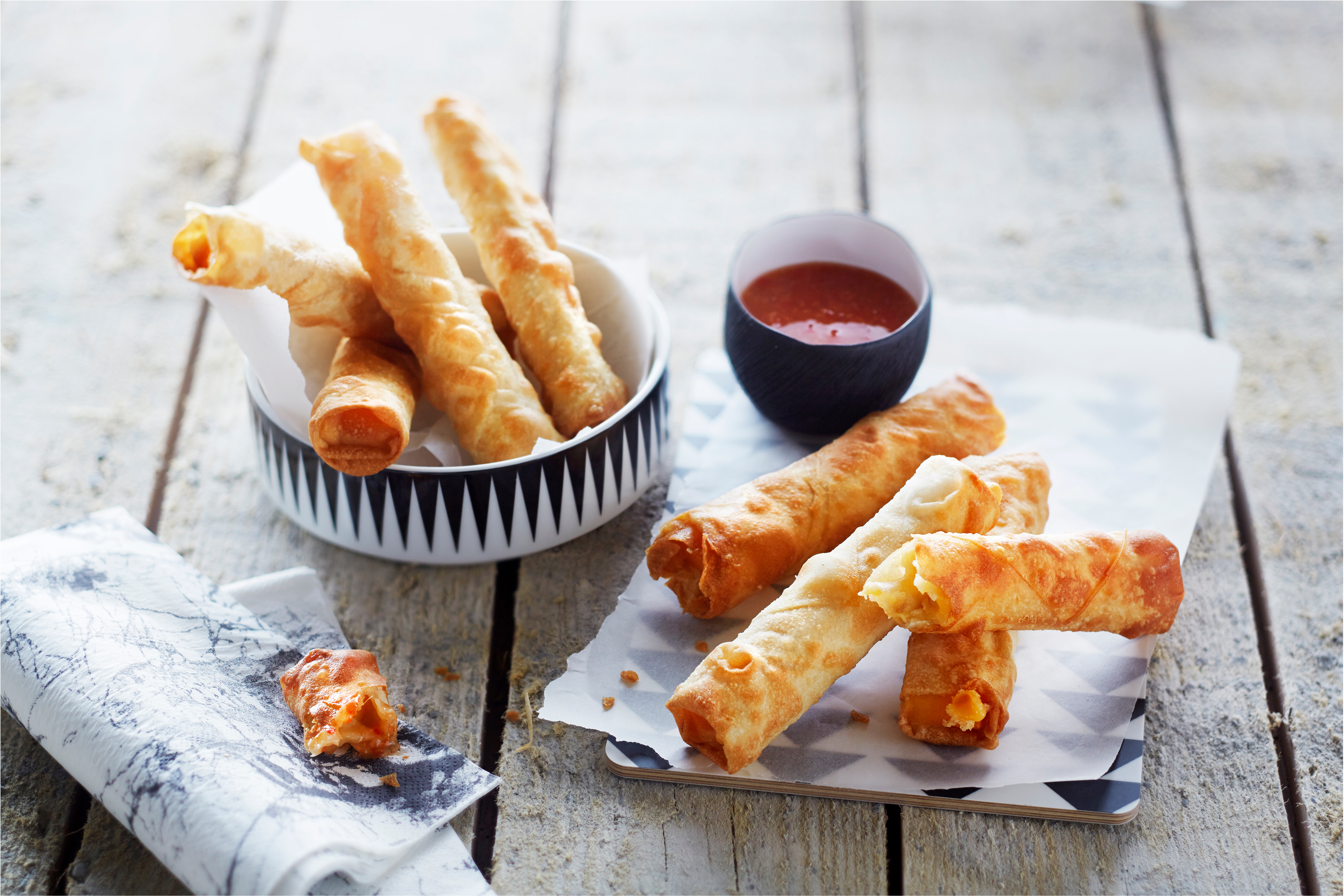 Filo-kaasrolletjes met chilisaus