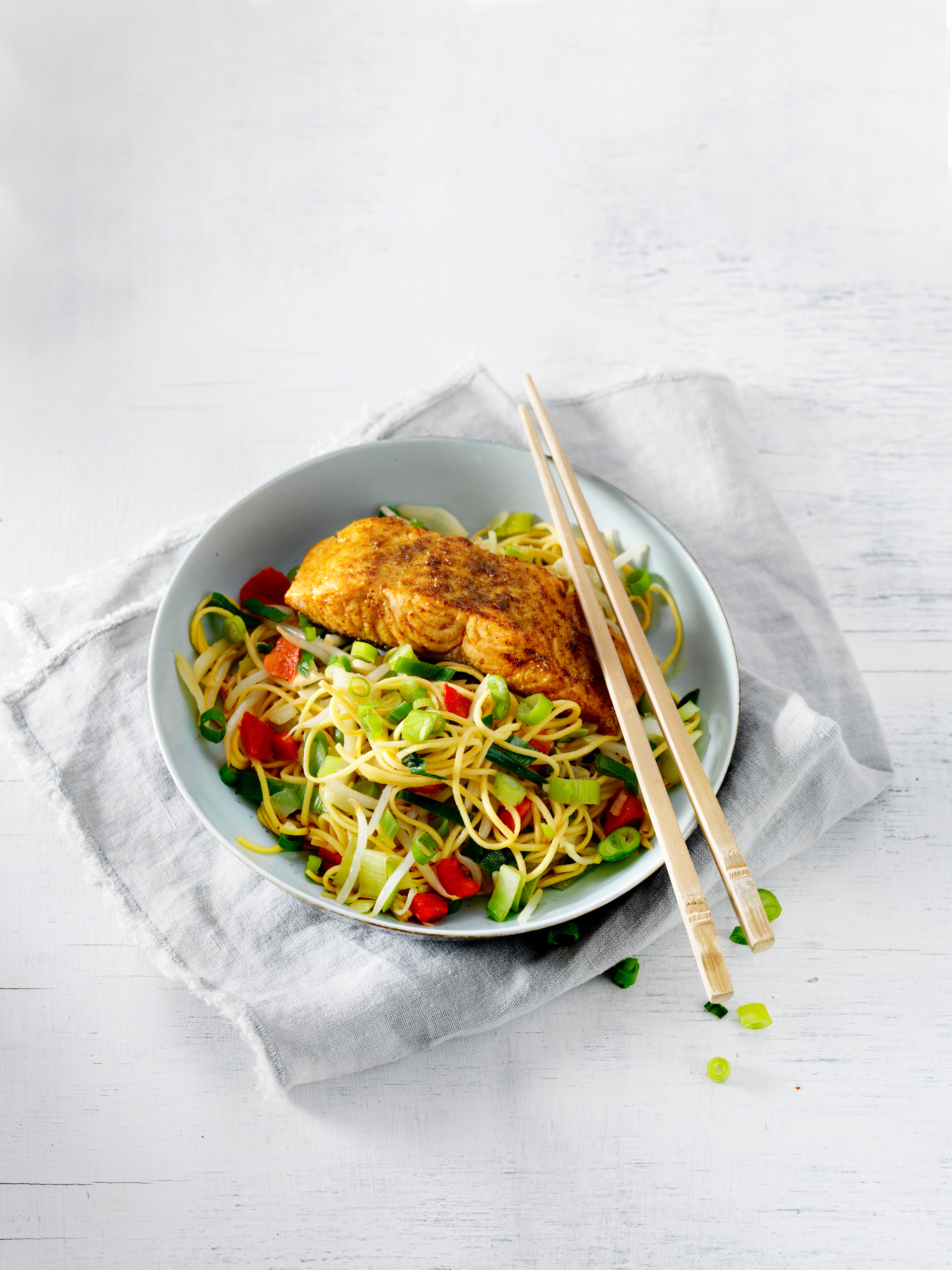 Groentenoedels met geroosterde zalm