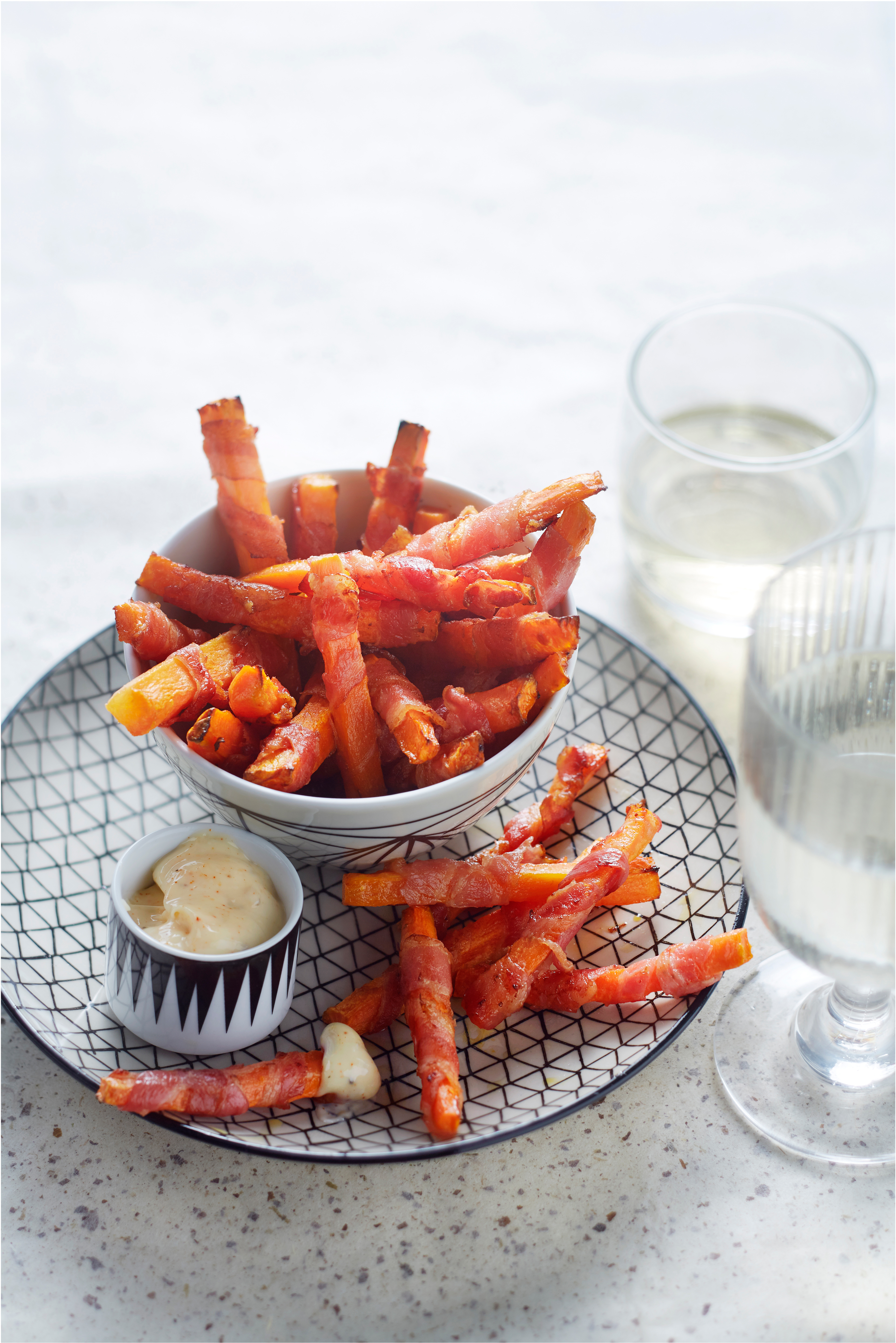 Wortelfrietjes in ontbijtspek met cajun-mayonaise