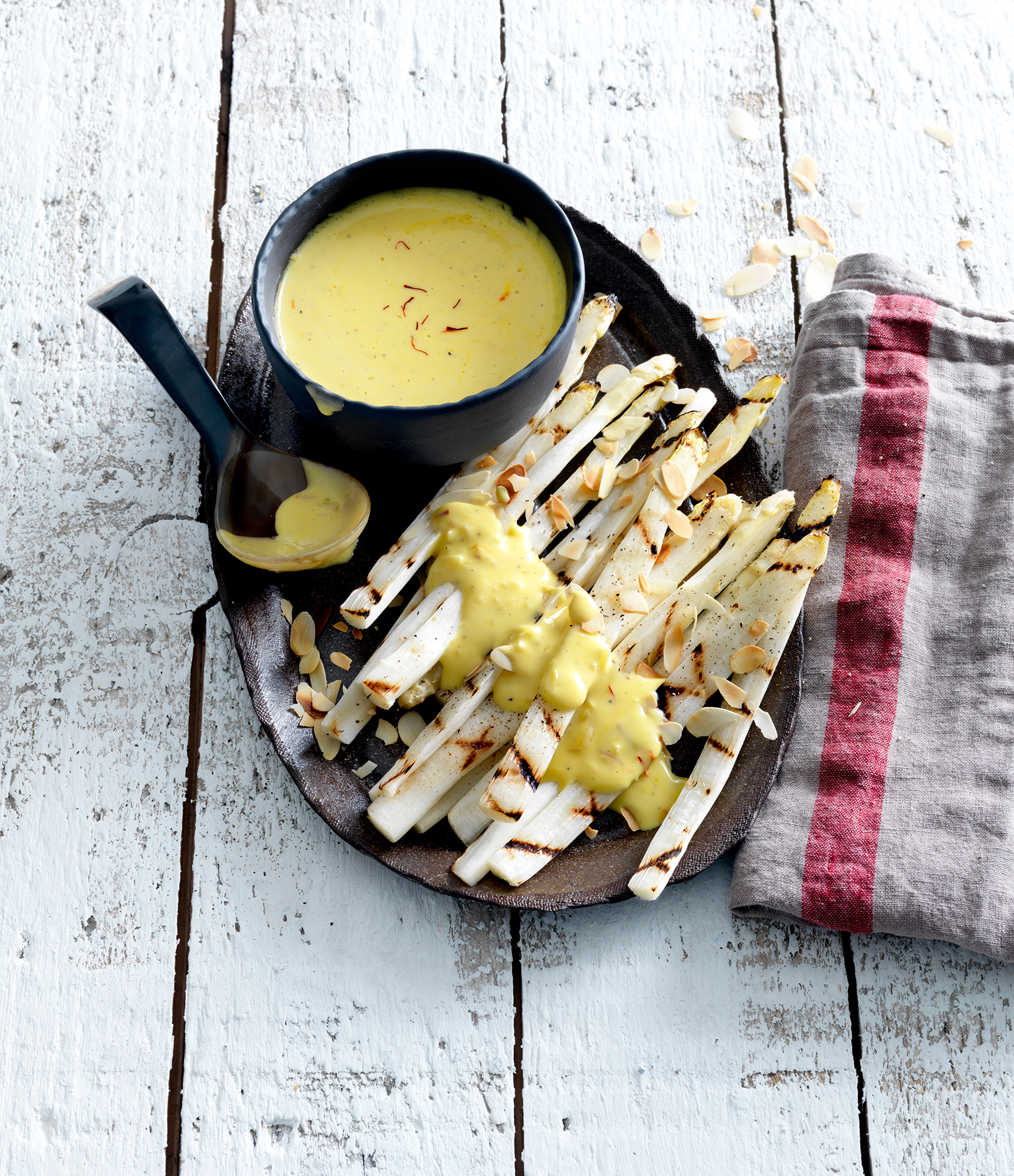 Gegrilde witte asperges met saffraansaus